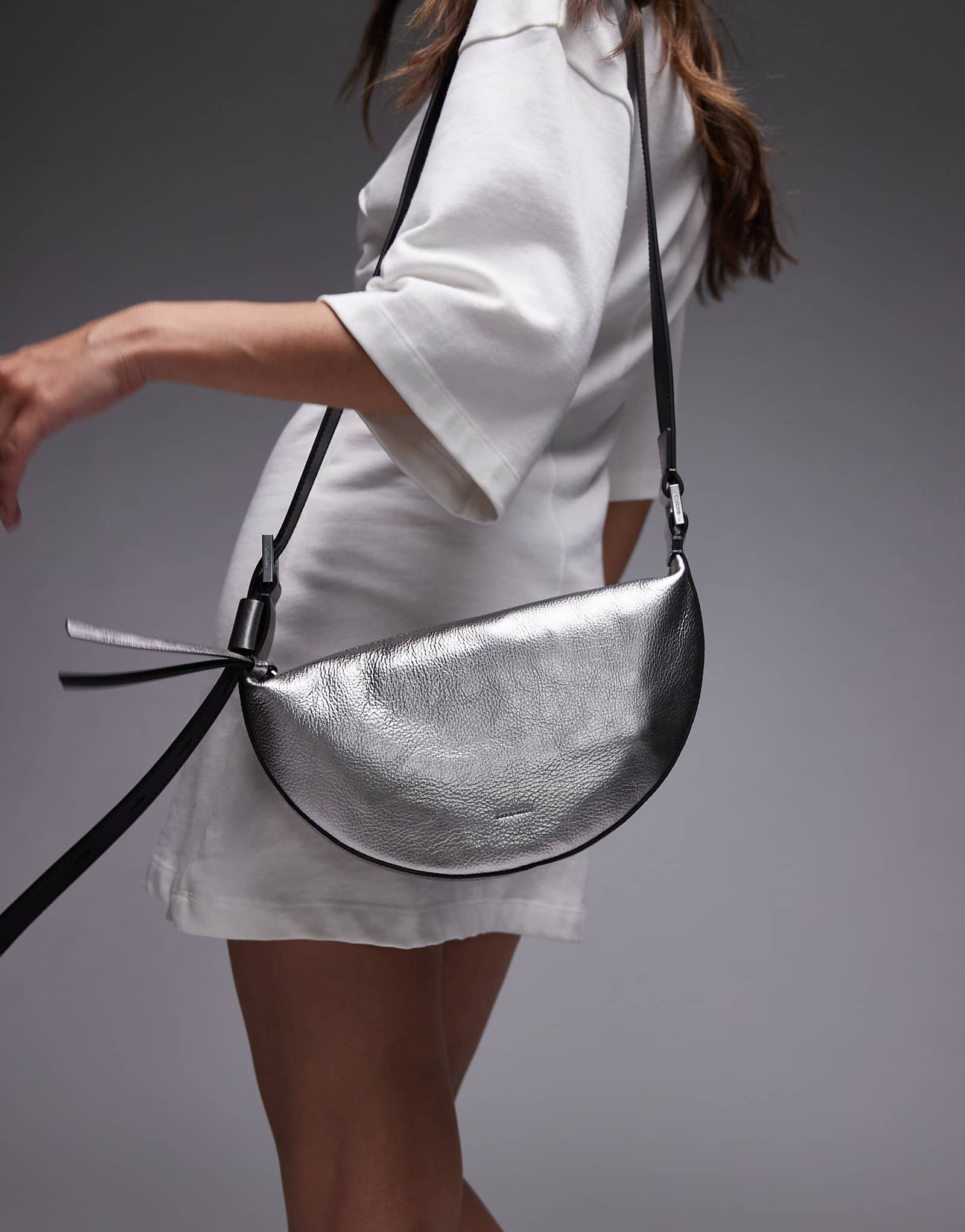 Сумка через плечо Allsaints half moon серебристого цвета 56390₽