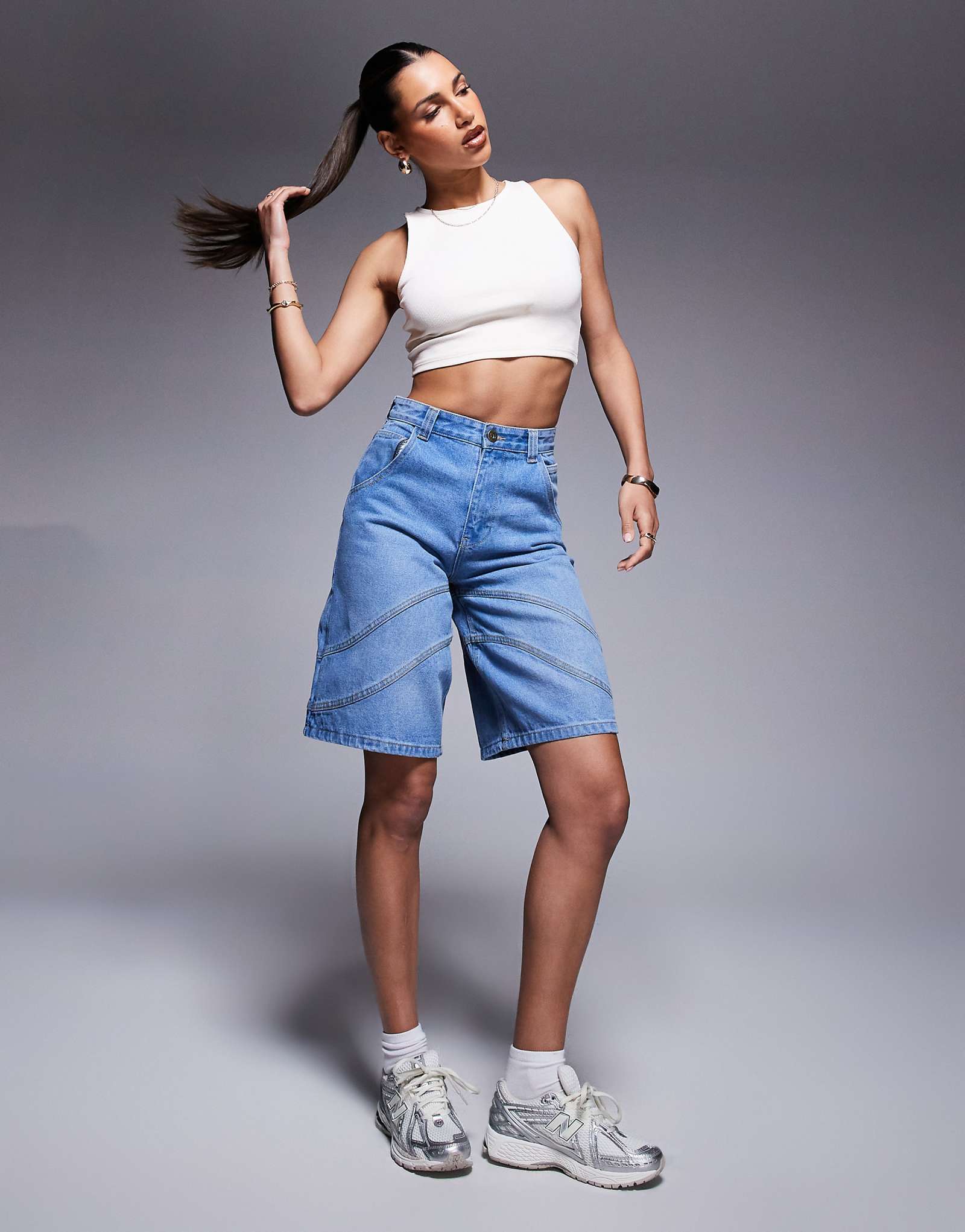 Джинсовые шорты с боковым швом и вышивкой логотипа на заднем кармане синего цвета