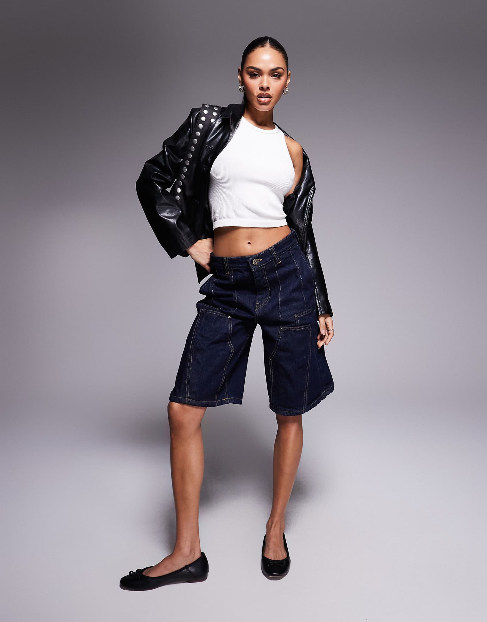 Джинсовые шорты с приталенной вставкой и вышивкой логотипа на заднем кармане цвета индиго 15290₽