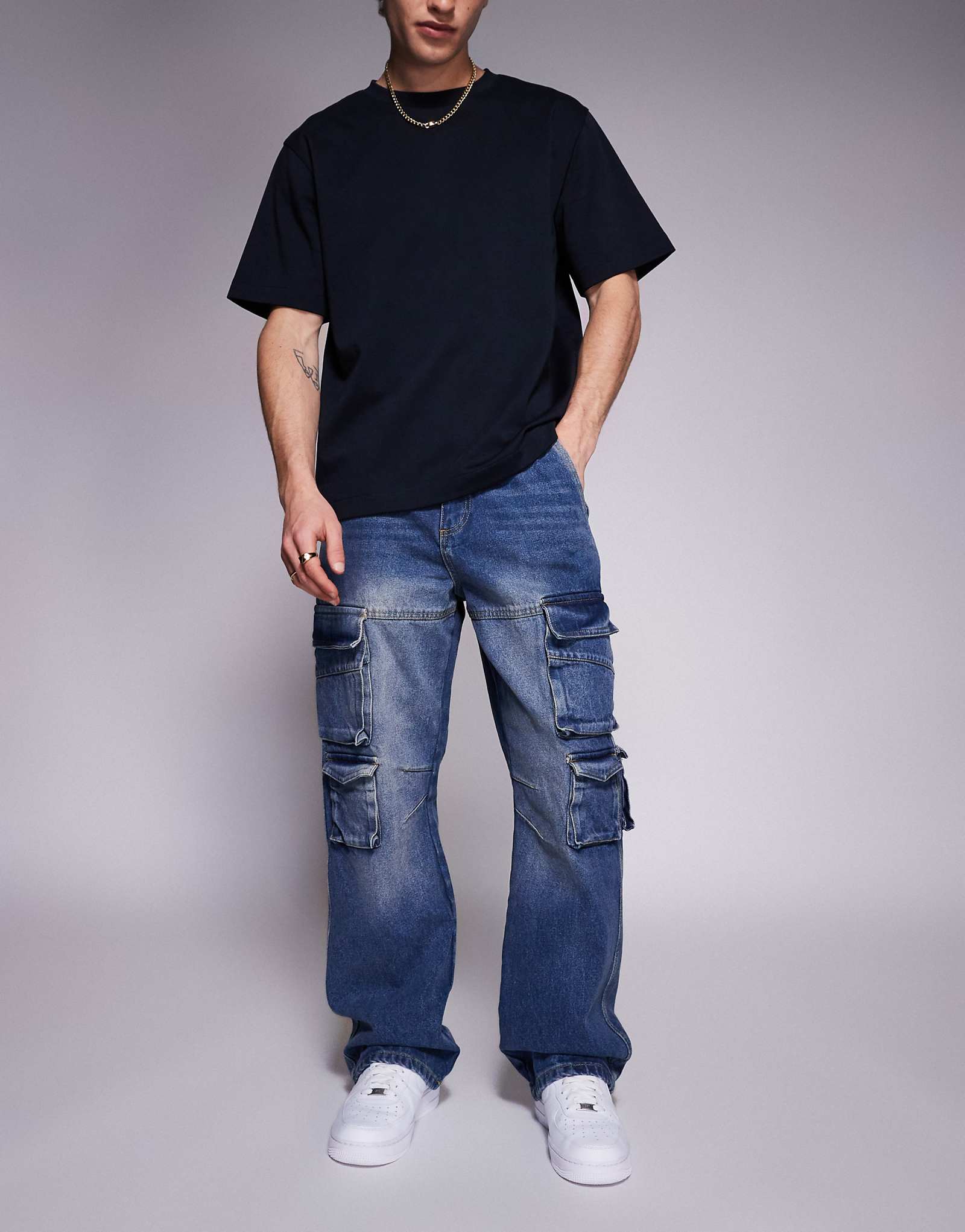 Приталенные джинсы с ультрамягкими карманами и отделкой из камня синего цвета