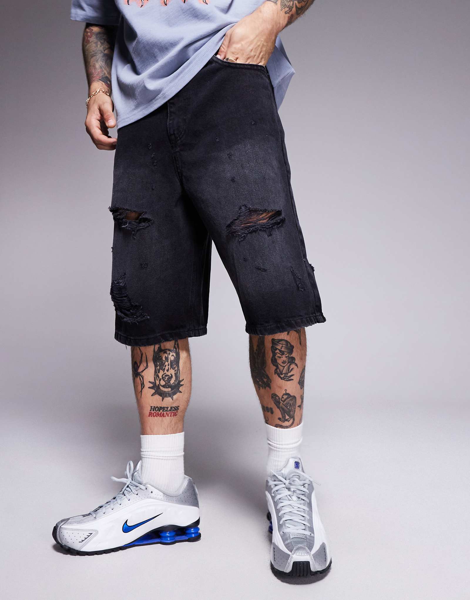 Джинсовые шорты из экстравагантной потертой джинсовой ткани черного цвета 13890₽