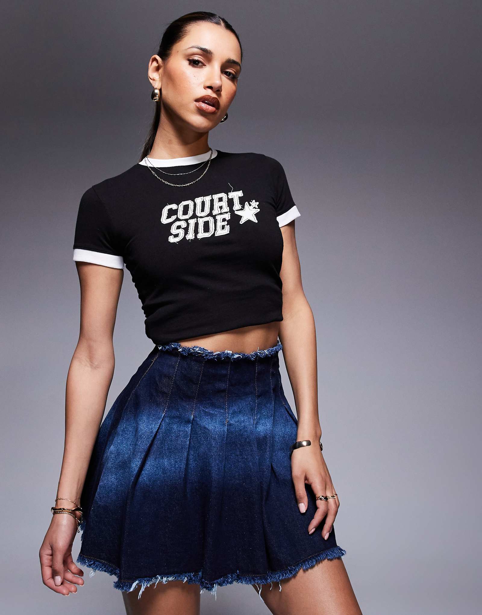 Джинсовая мини-юбка в складку по линии талии с отделкой из камня синего цвета 15290₽