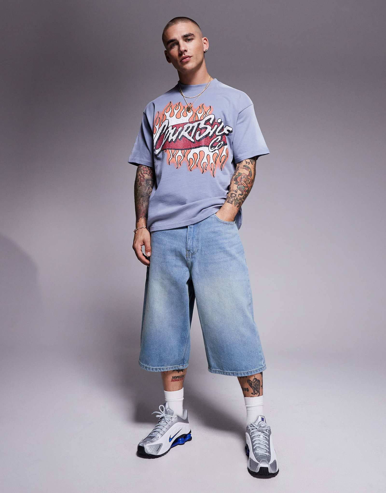 Облегающие ярусные шорты из экстремально мешковатой джинсовой ткани с вышивкой на заднем кармане грязно-коричневого цвета 13190₽