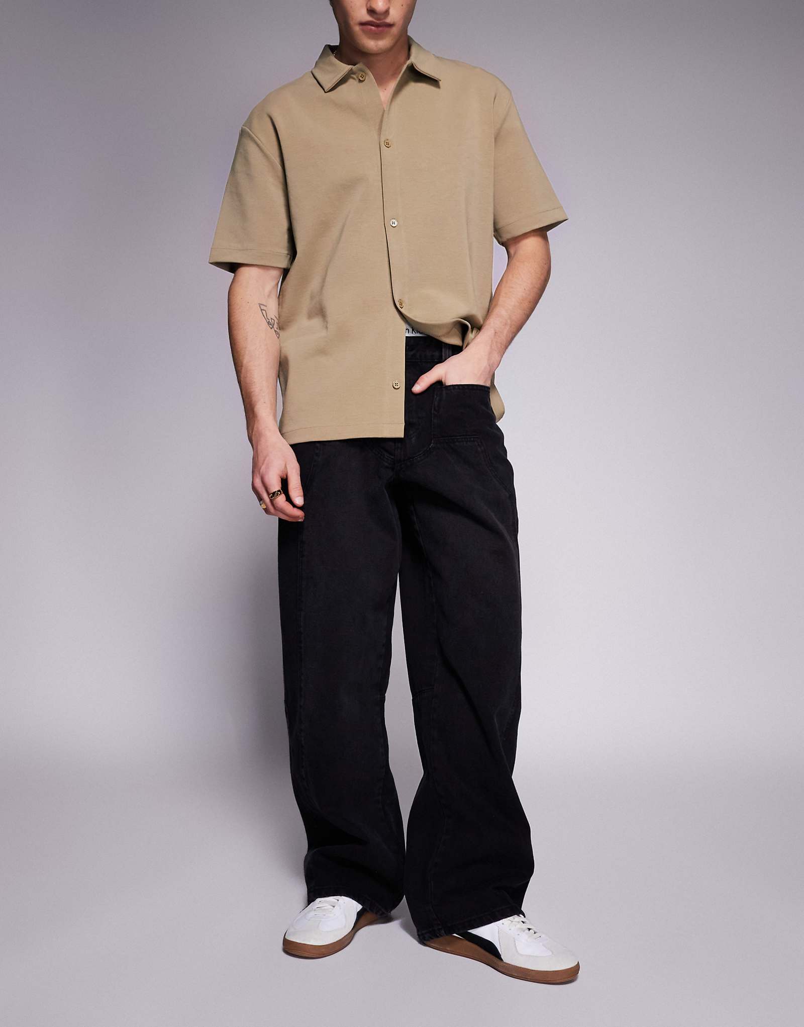 Облегающие экстремальные мешковатые джинсы с прямыми штанинами черного цвета, выполненные в стираном стиле