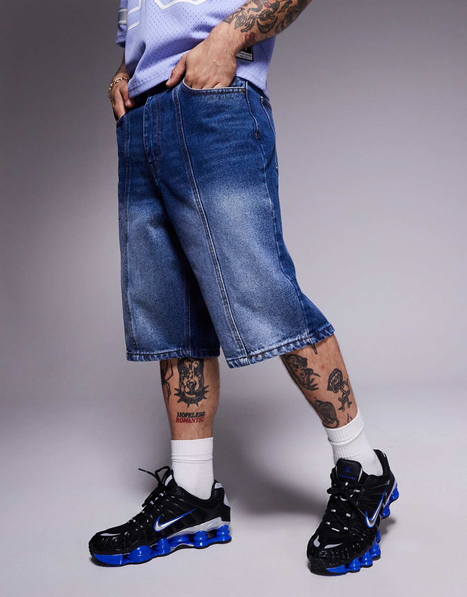 Джинсовые шорты с притачным швом и вышивкой на заднем кармане темно-синего цвета