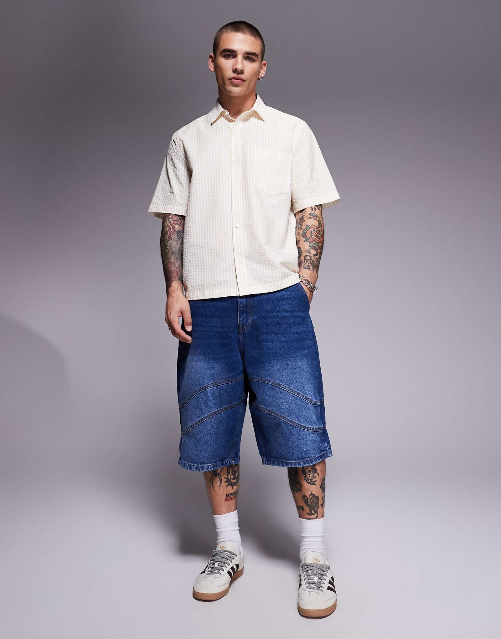 Джинсовые шорты с узкими боковыми швами, окрашенные в стираный синий цвет