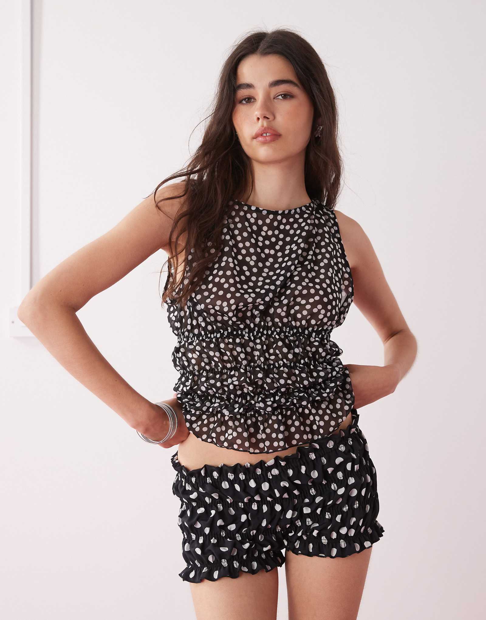 Облегающие брюки из плотной ткани в горошек черного цвета 4890₽