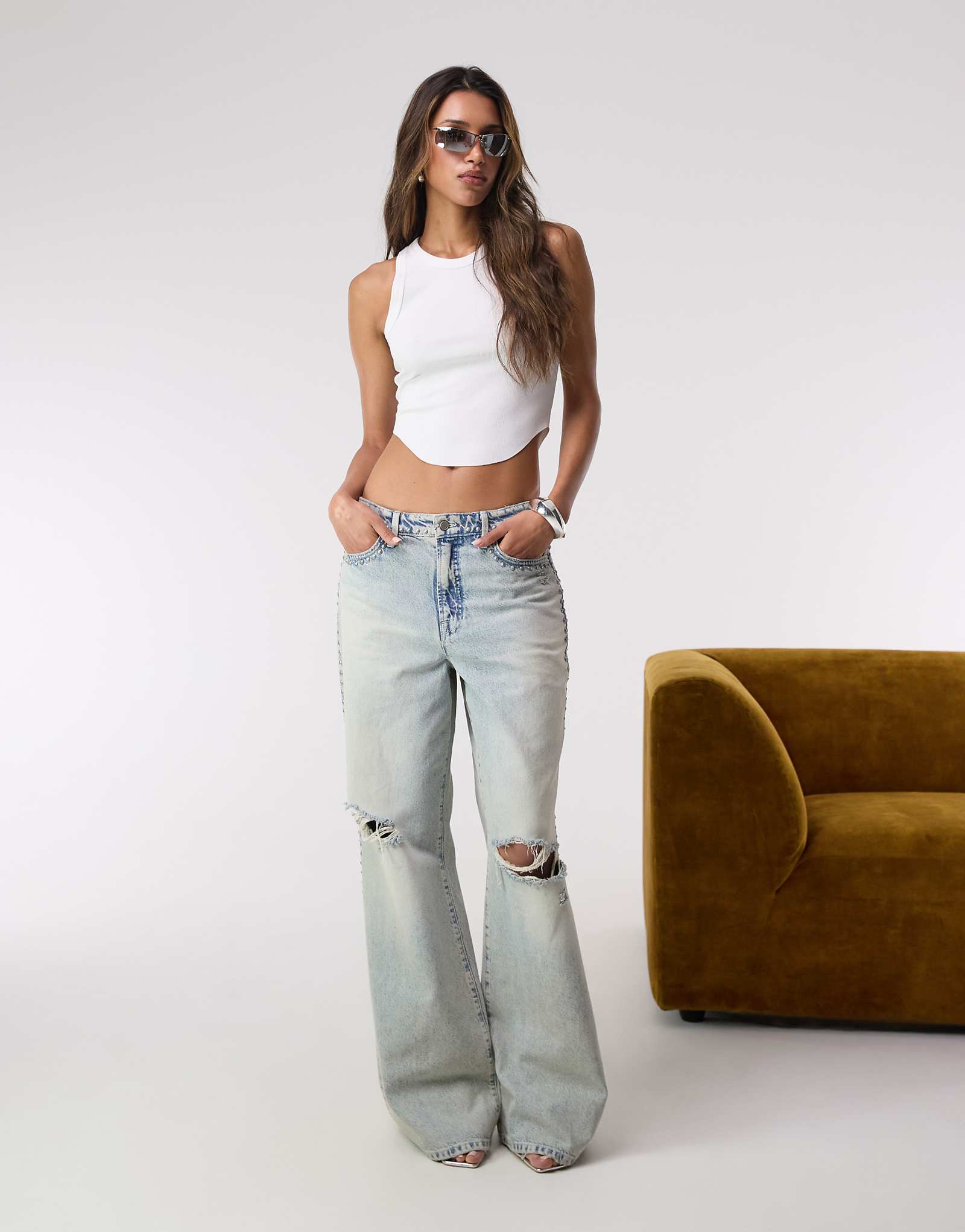 Хорошие американские джинсы good standard ease с заклепками светло-голубого цвета 46790₽