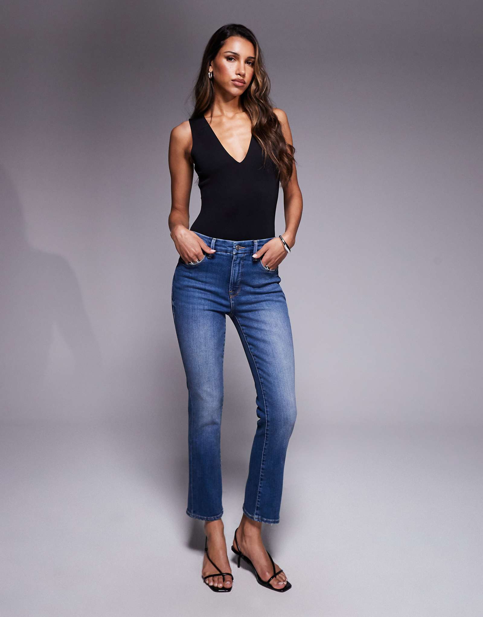 Хорошие американские прямые легкие компрессионные джинсы цвета индиго 30390₽