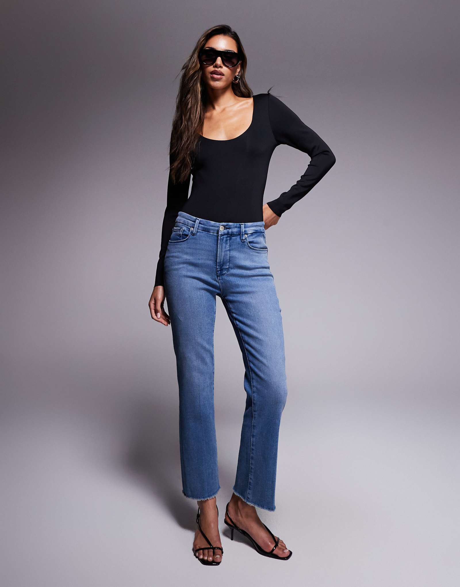 Хорошие американские джинсы с прямыми штанинами и разрезными карманами синего цвета 28390₽