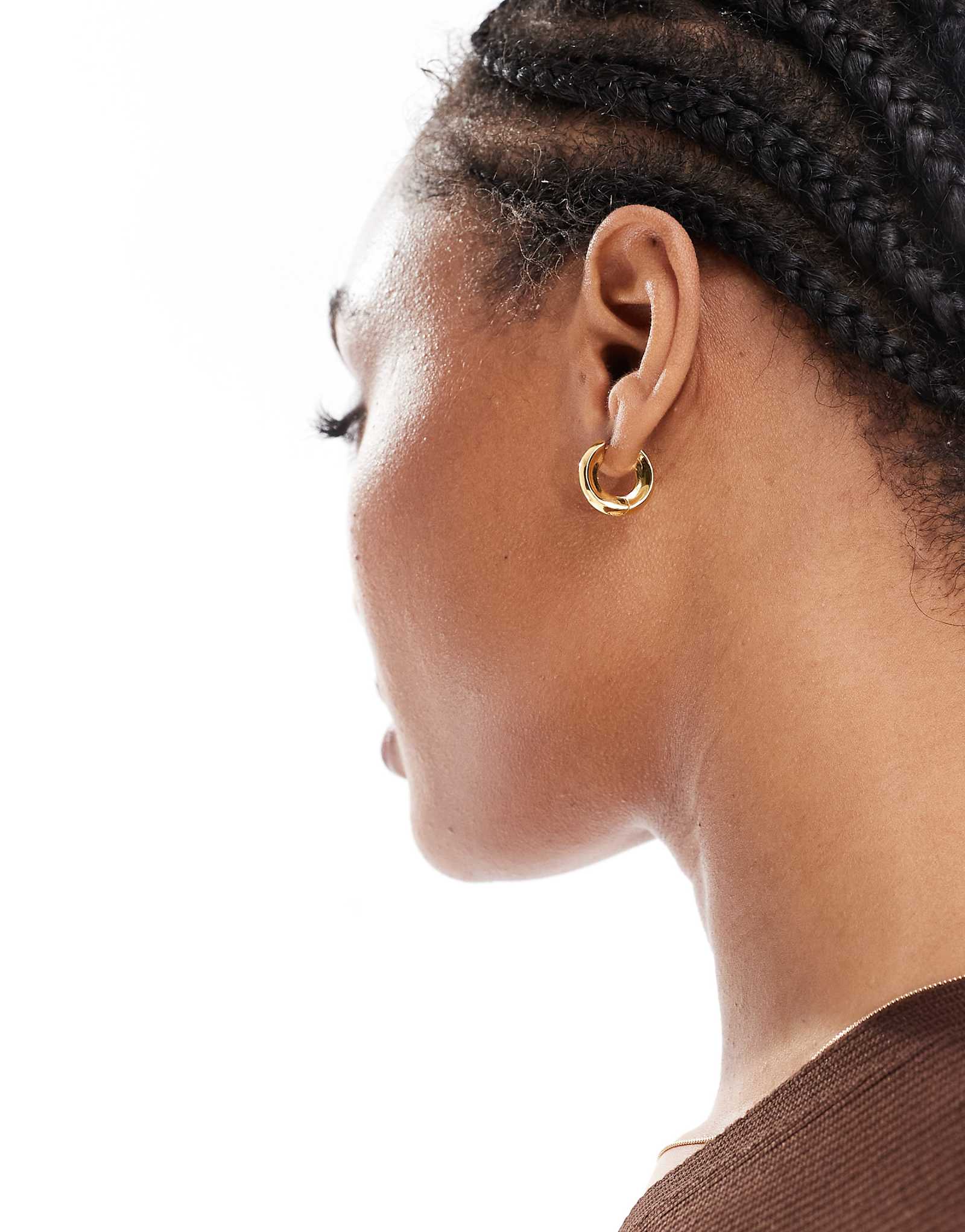 Дополните аксессуарами серьги-кольца huggie hollow huggie золотого оттенка 6490₽