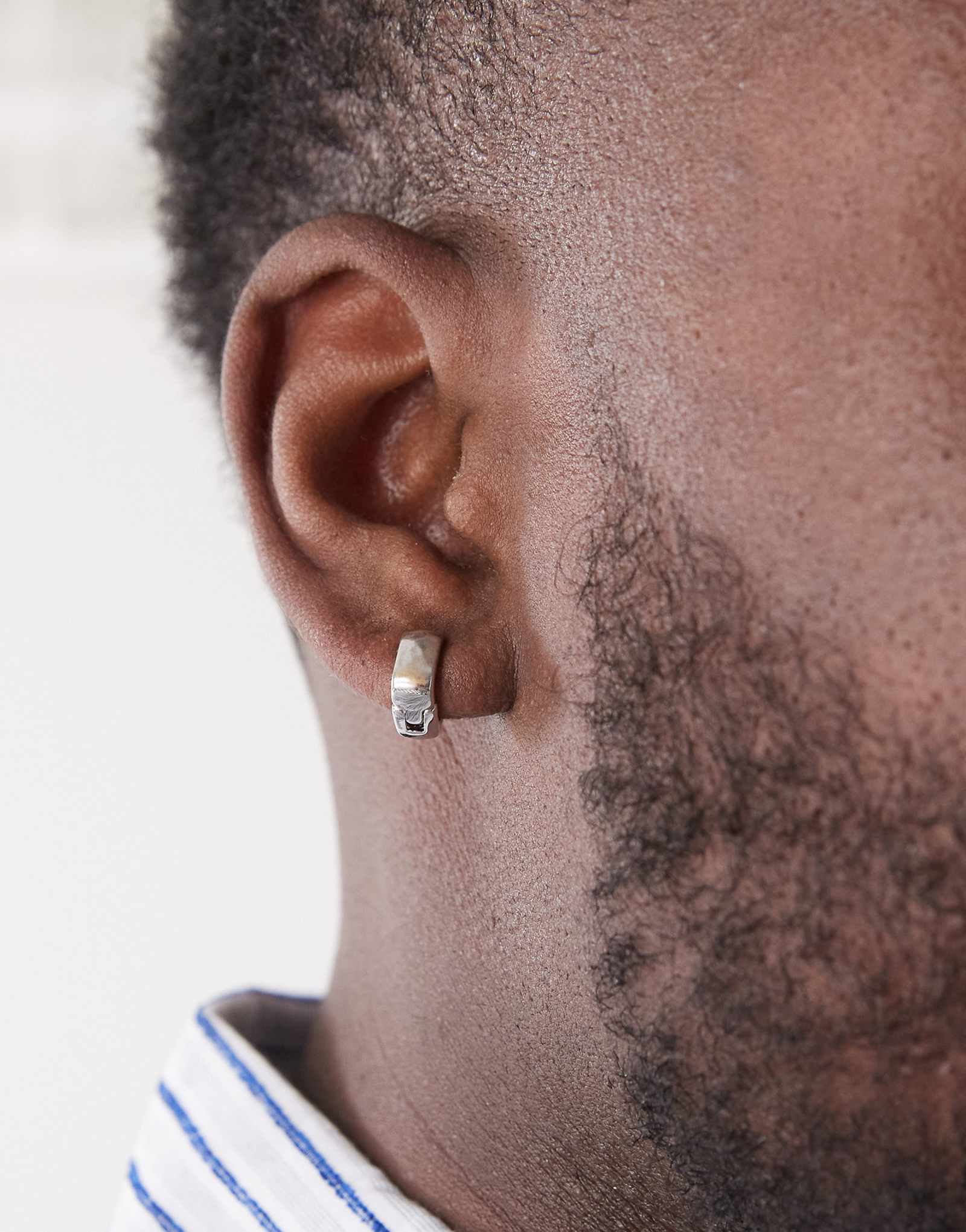 Выцветшие серьги-кольца Future square huggie из серебра 3190₽