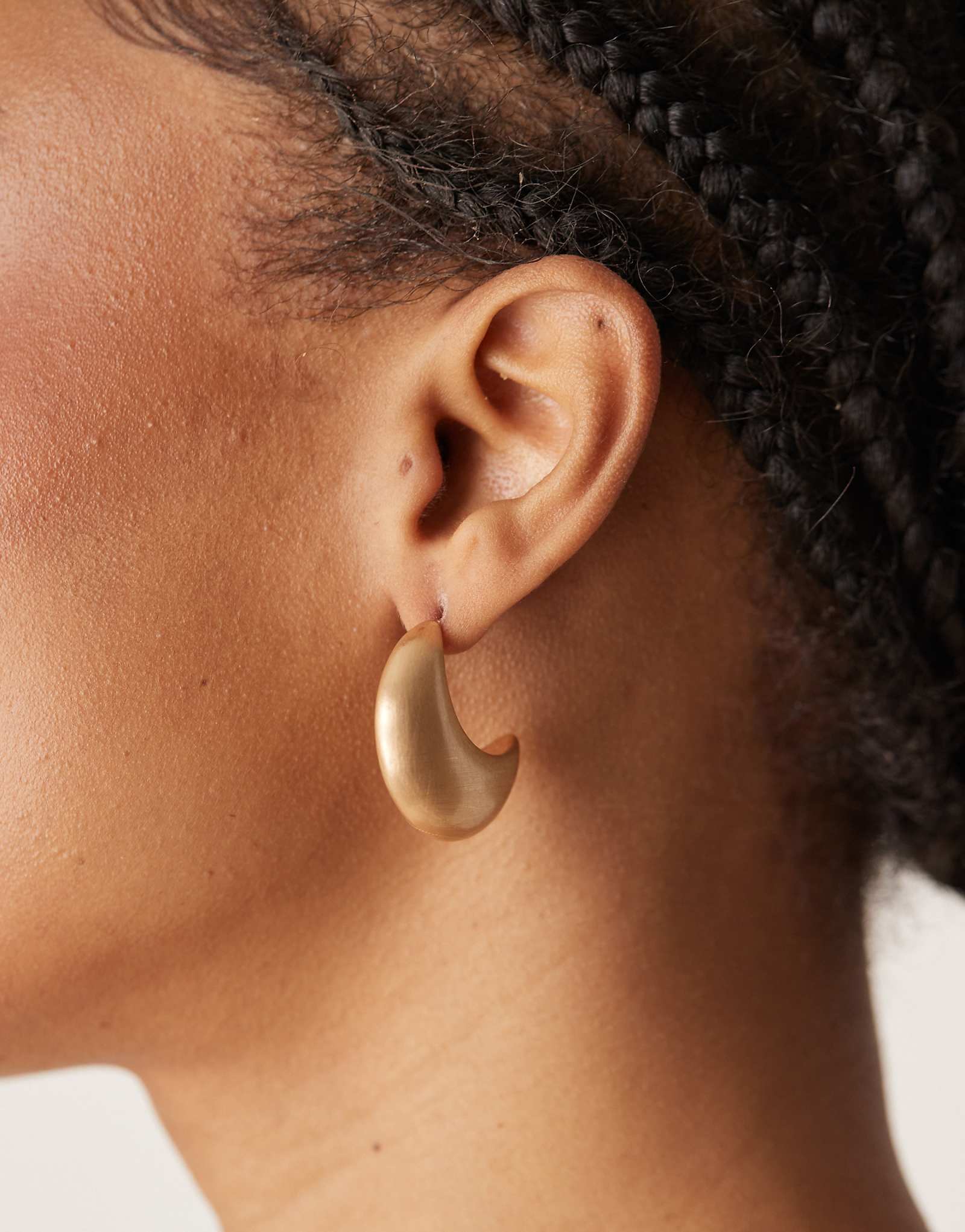 ДИЗАЙНЕРСКИЕ серьги ASOS с массивным полукругом в форме кольца из матового золота 2690₽