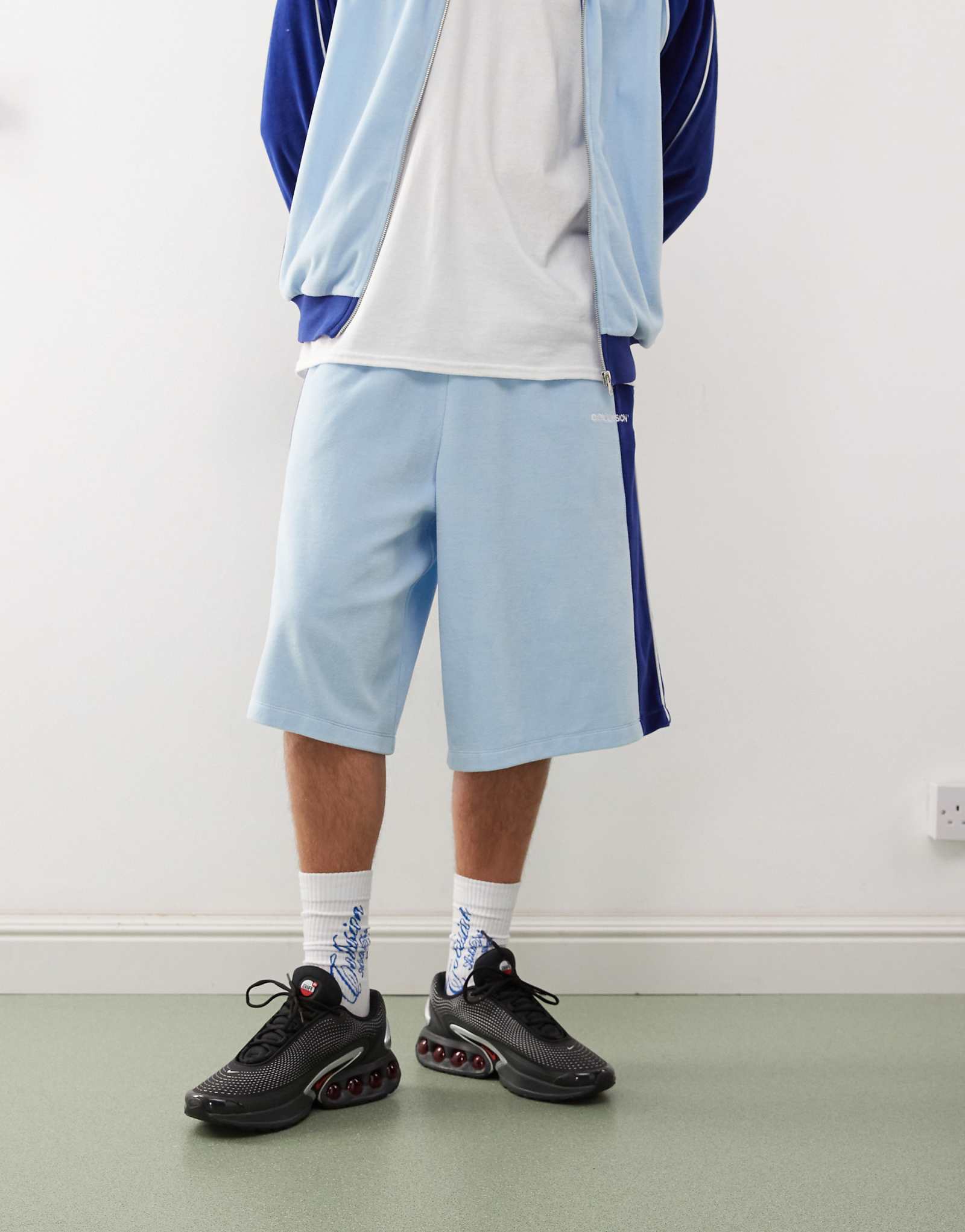 Шорты из велюра COLLUSION синего цвета с вставками - часть комплекта 9190₽