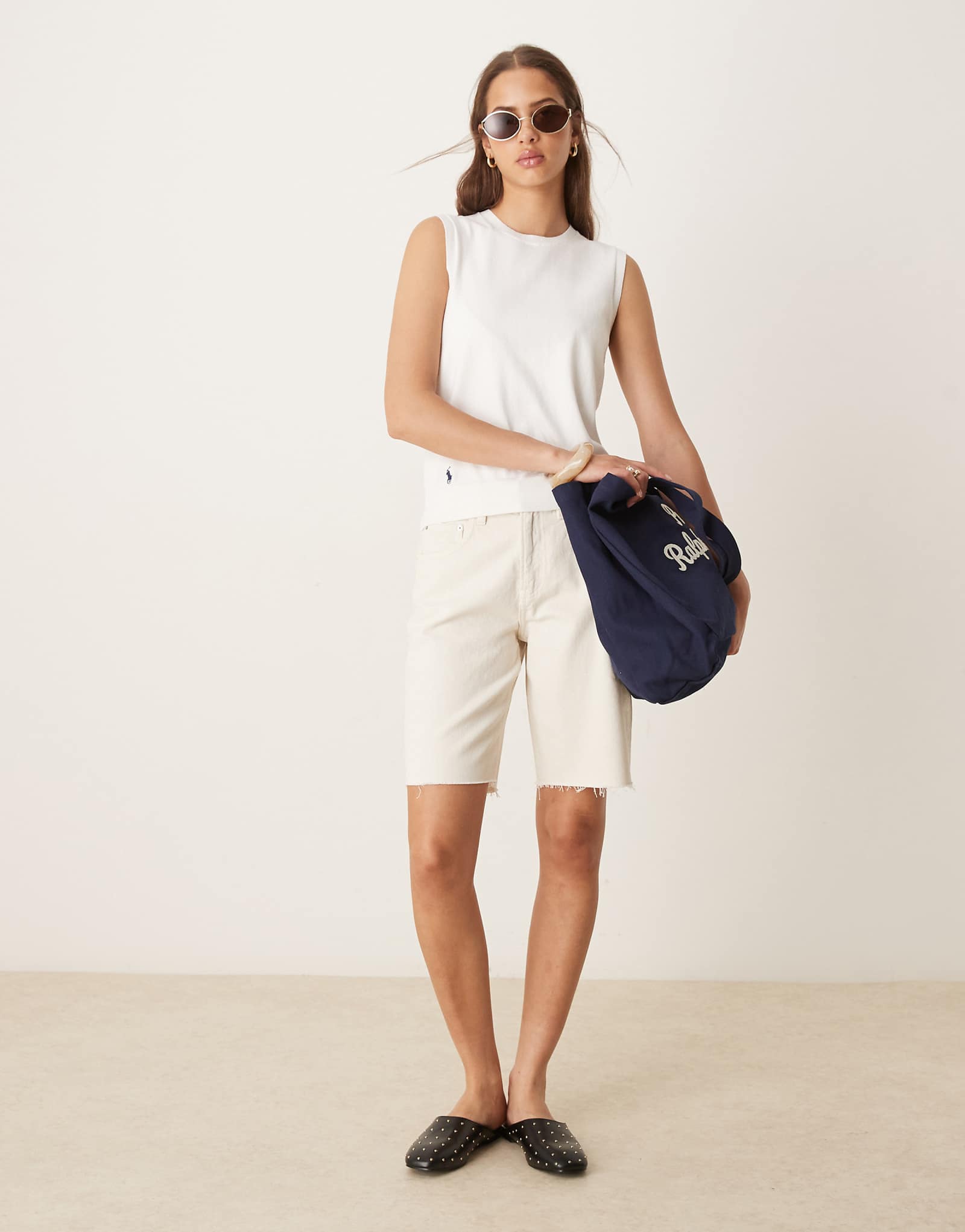 Джинсовые шорты-бермуды Gina Tricot цвета экрю 7890₽