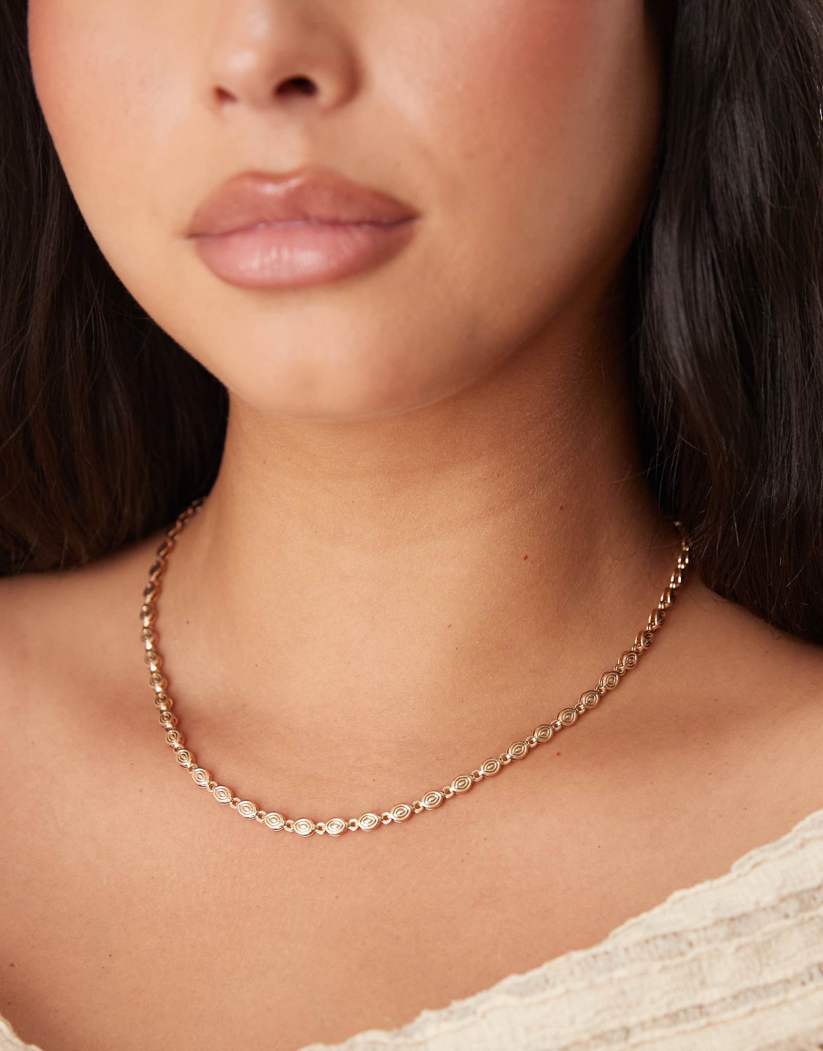 КОРОТКОЕ колье ASOS DESIGN Curve в виде мини-ракушки