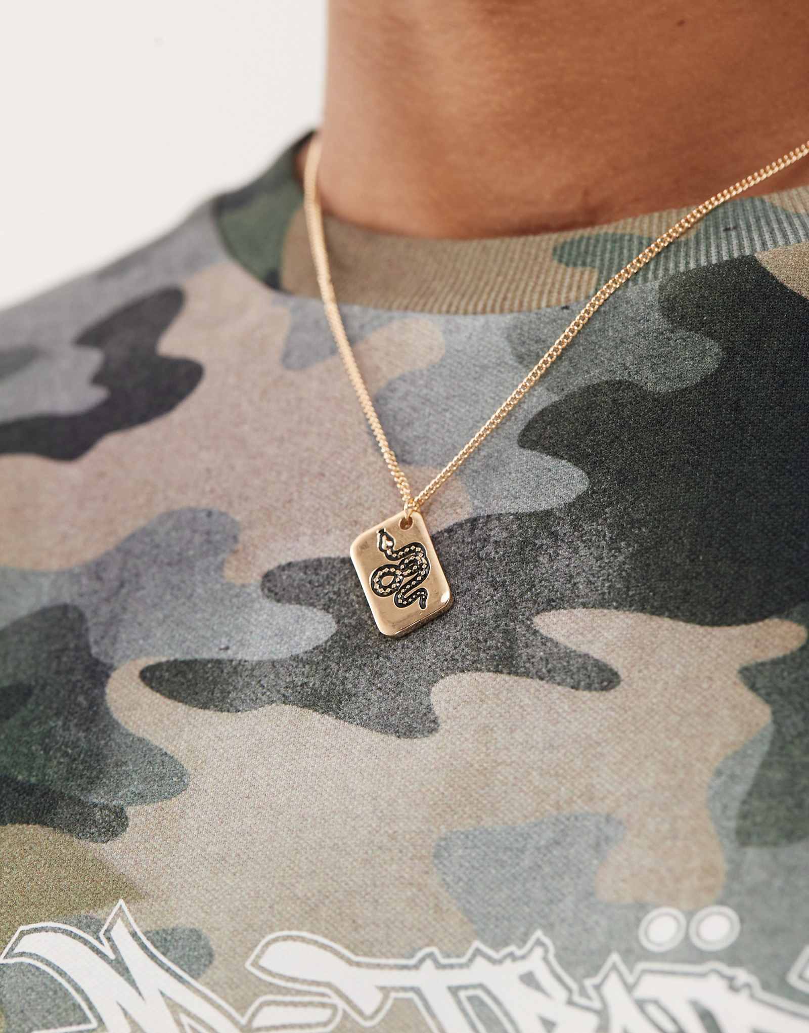 Классическое колье-цепочка 77-го года выпуска с золотой подвеской-биркой в виде змеи