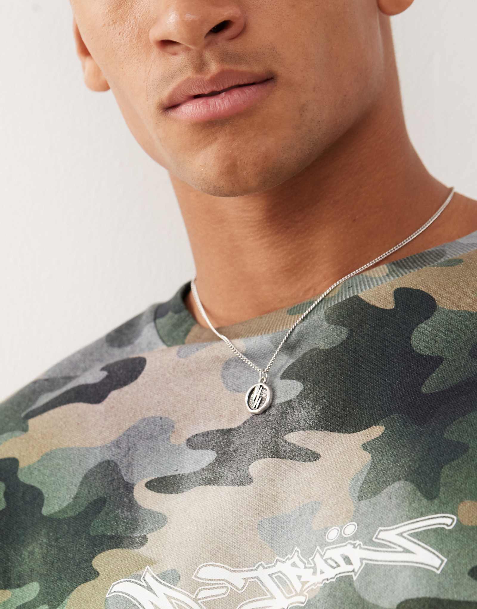 Классическое серебряное ожерелье с подвеской-монетой в виде молнии 77 пробы