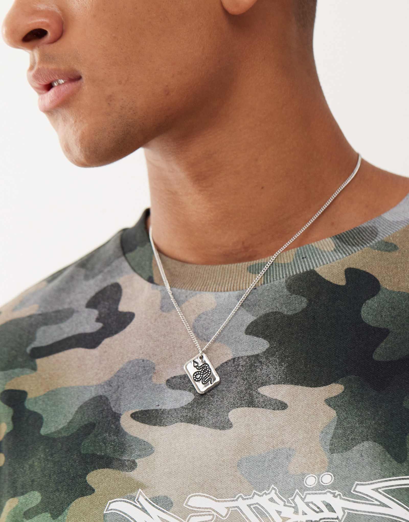 Классическое колье-цепочка 77 пробы с подвеской-биркой в виде змеи серебристого оттенка