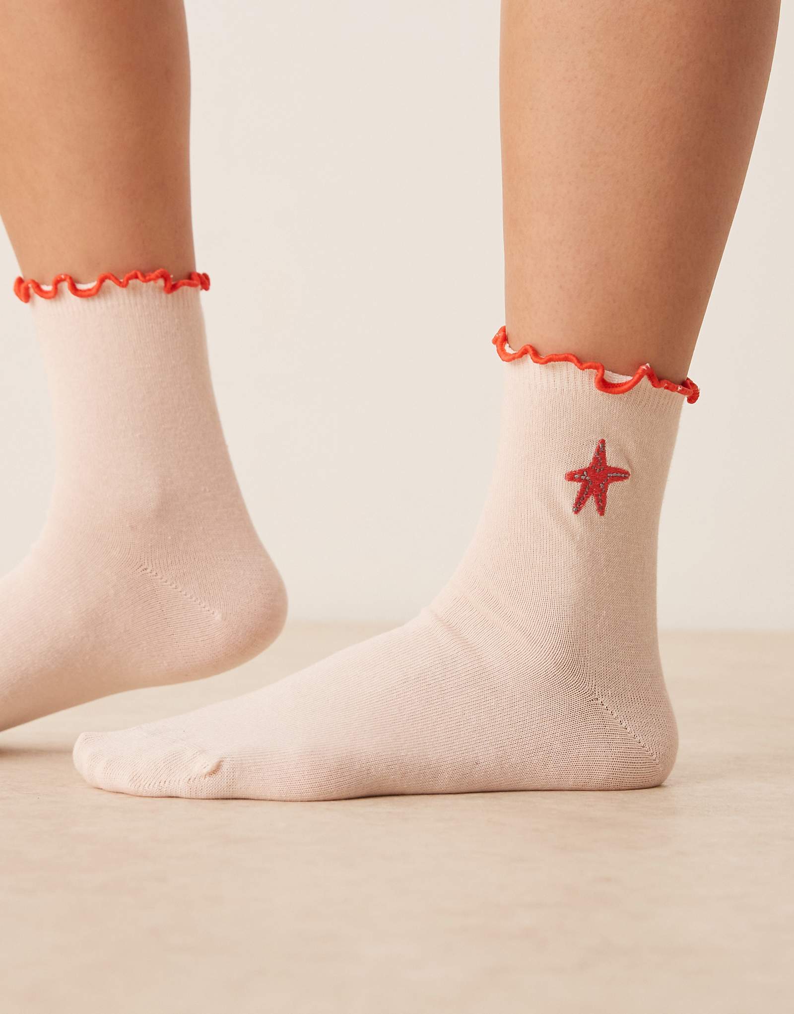 ДИЗАЙНЕРСКИЕ носки ASOS с вышитой морской звездой розового цвета 1890₽