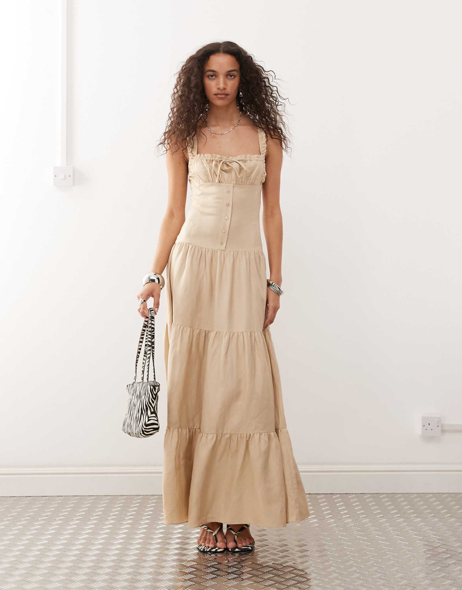 Многоярусное макси-платье молочницы из льняной смеси Львица в форме сердца бежевого цвета с пуговицами 31690₽