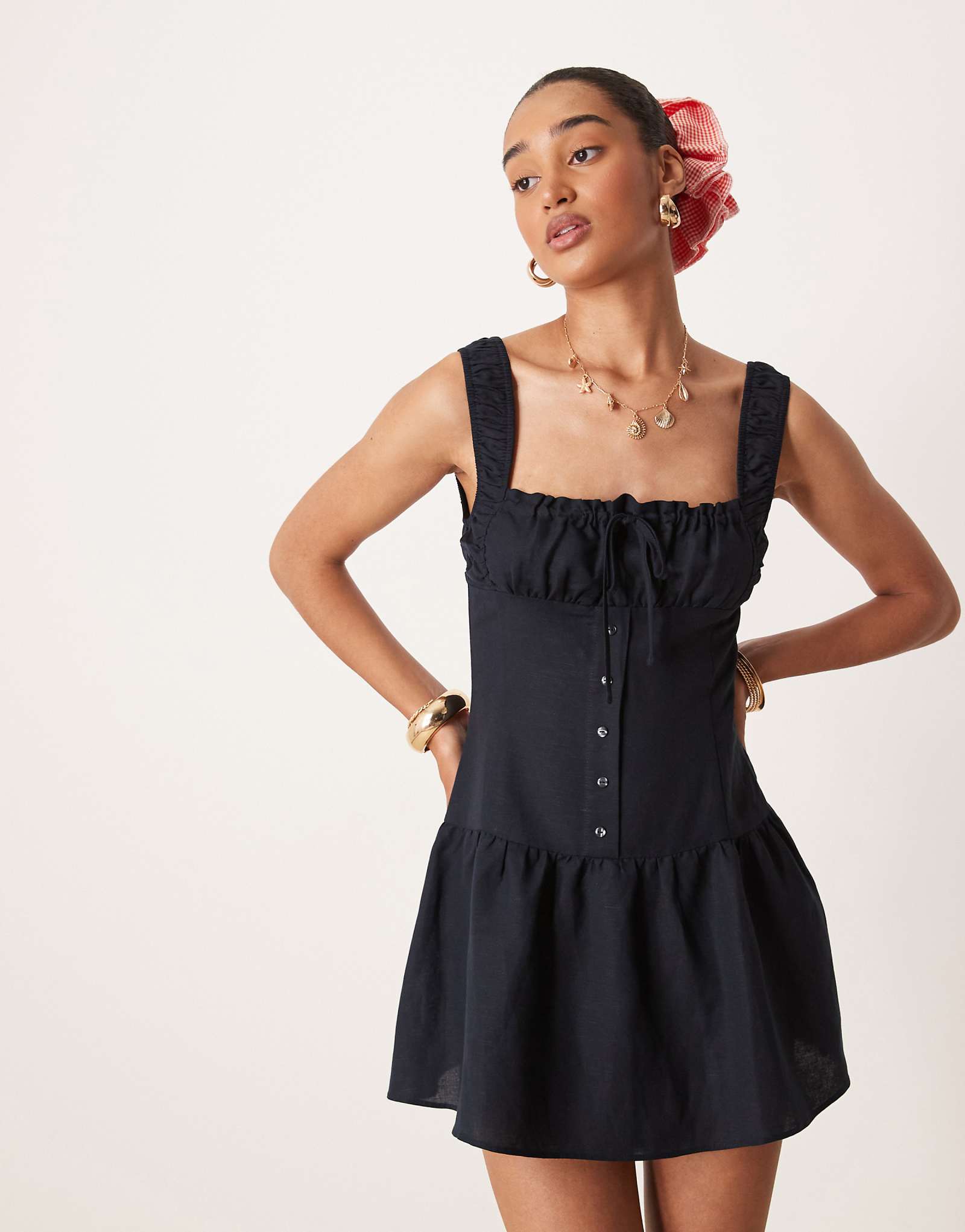 Мини-платье с присборенной юбкой спереди на пуговицах из льняной смеси Львица в форме сердца галстук молочница темно-синего цвета 20990₽