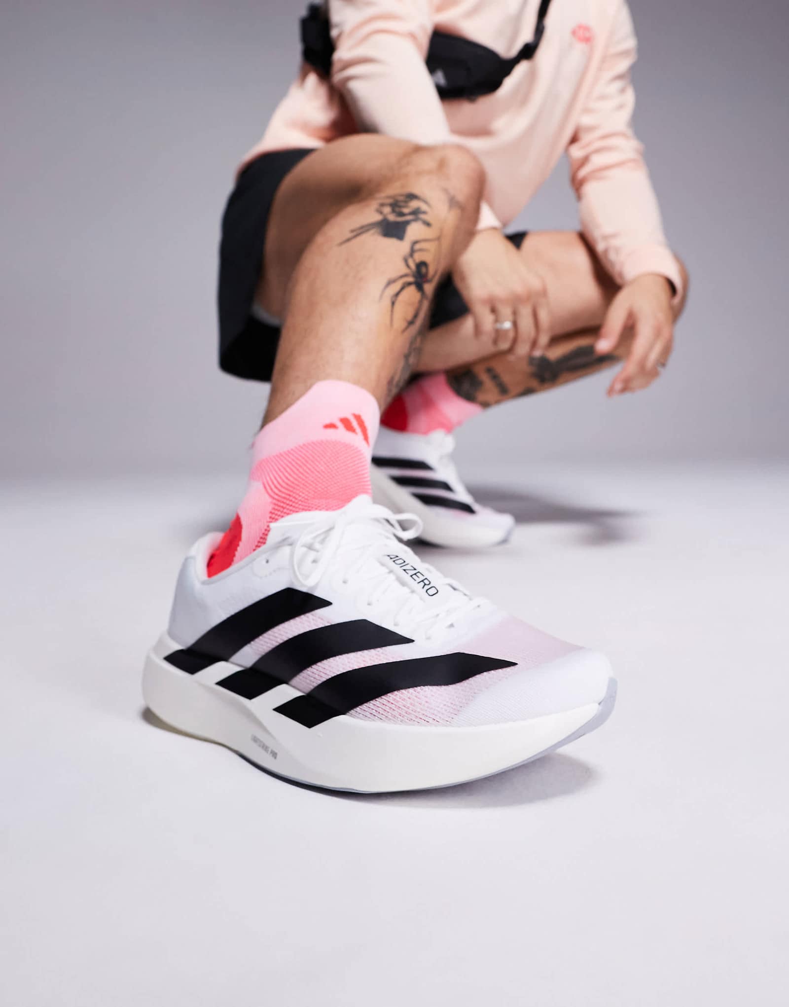 Кроссовки adidas Originals Evo белого и черного цветов 30590₽