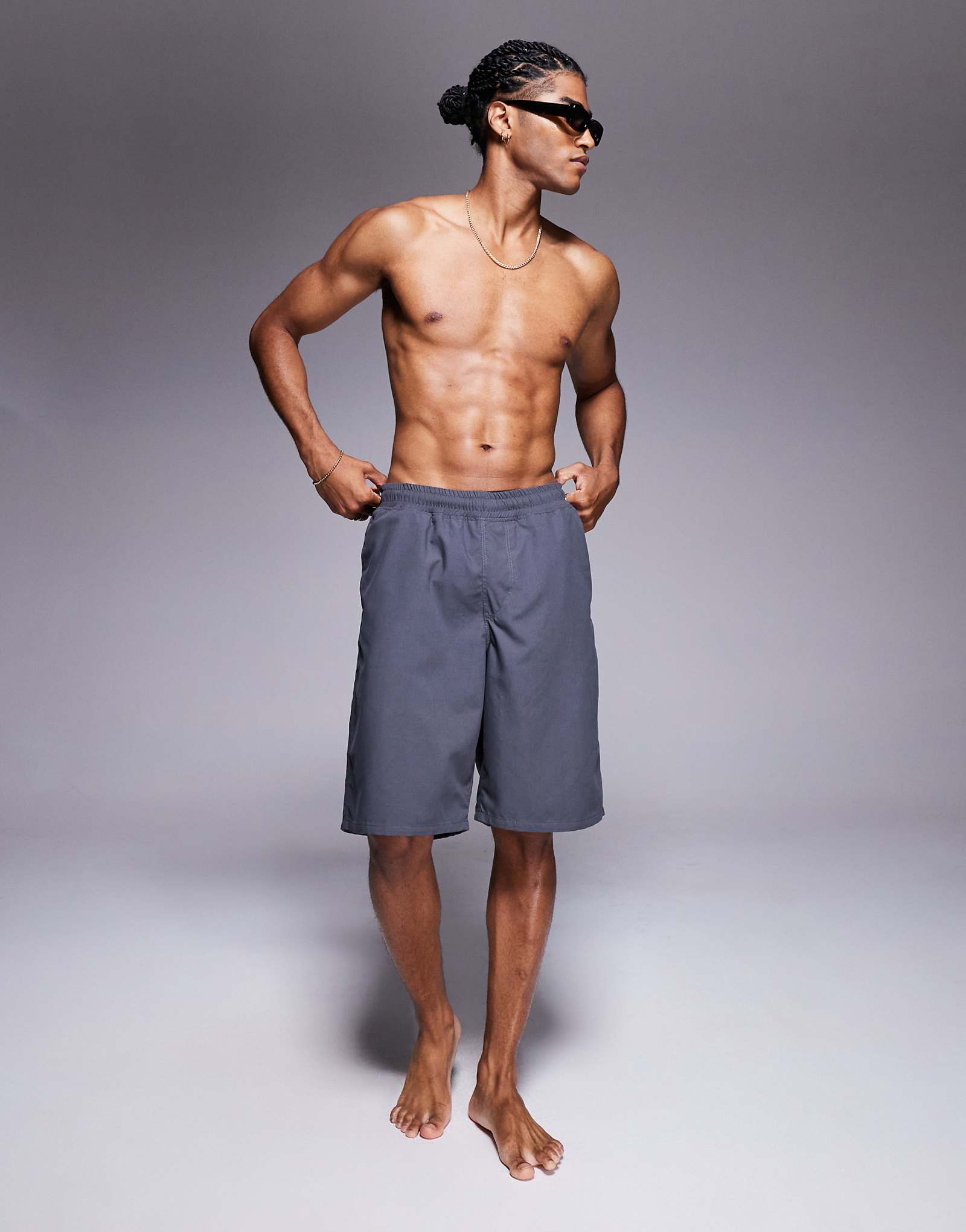 ДИЗАЙНЕРСКИЕ плавательные шорты ASOS короткой длины цвета древесного угля 5090₽