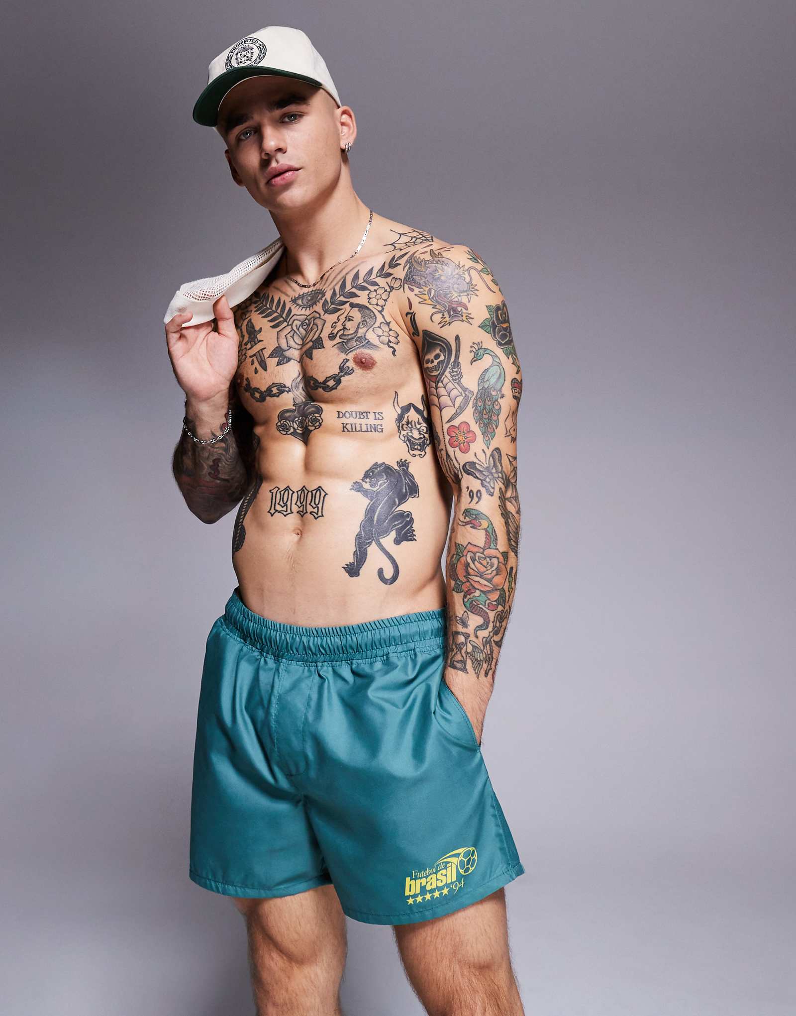 Дизайнерские плавательные шорты ASOS короткой длины с декоративным принтом зеленого цвета 3390₽