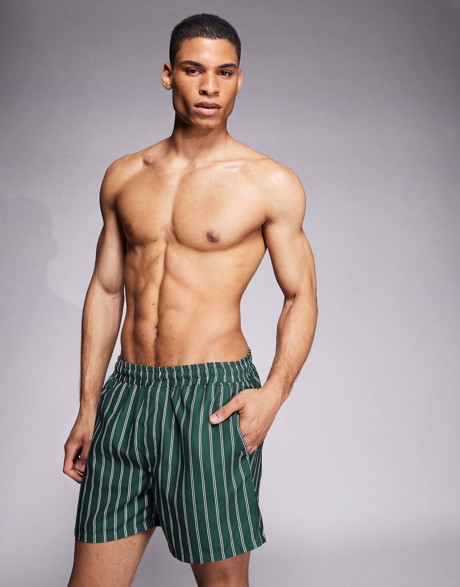 Дизайнерские плавательные шорты ASOS короткой длины в зеленую полоску 4590₽
