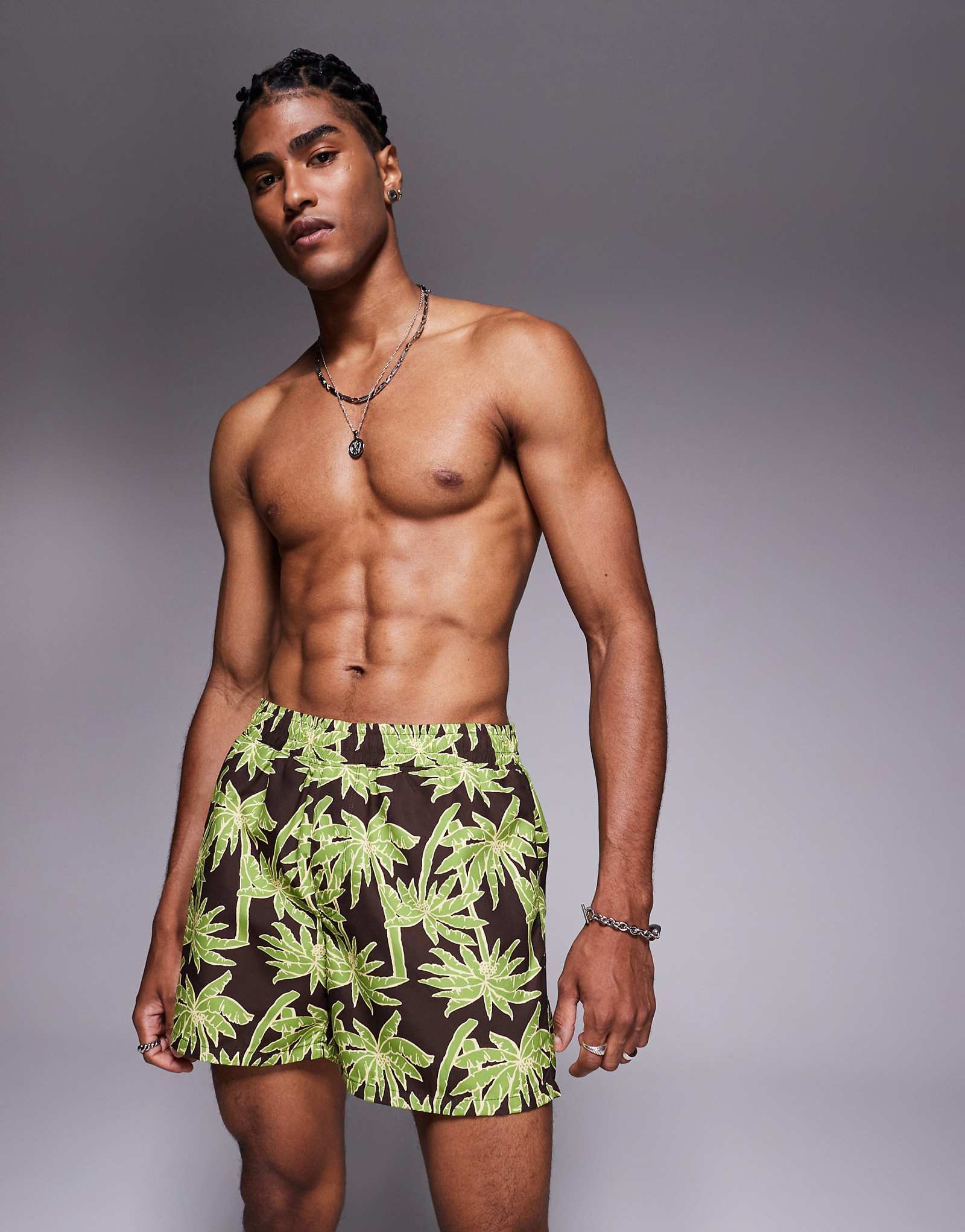 Дизайнерские плавательные шорты ASOS короткой длины с черным принтом в виде пальмы 2290₽