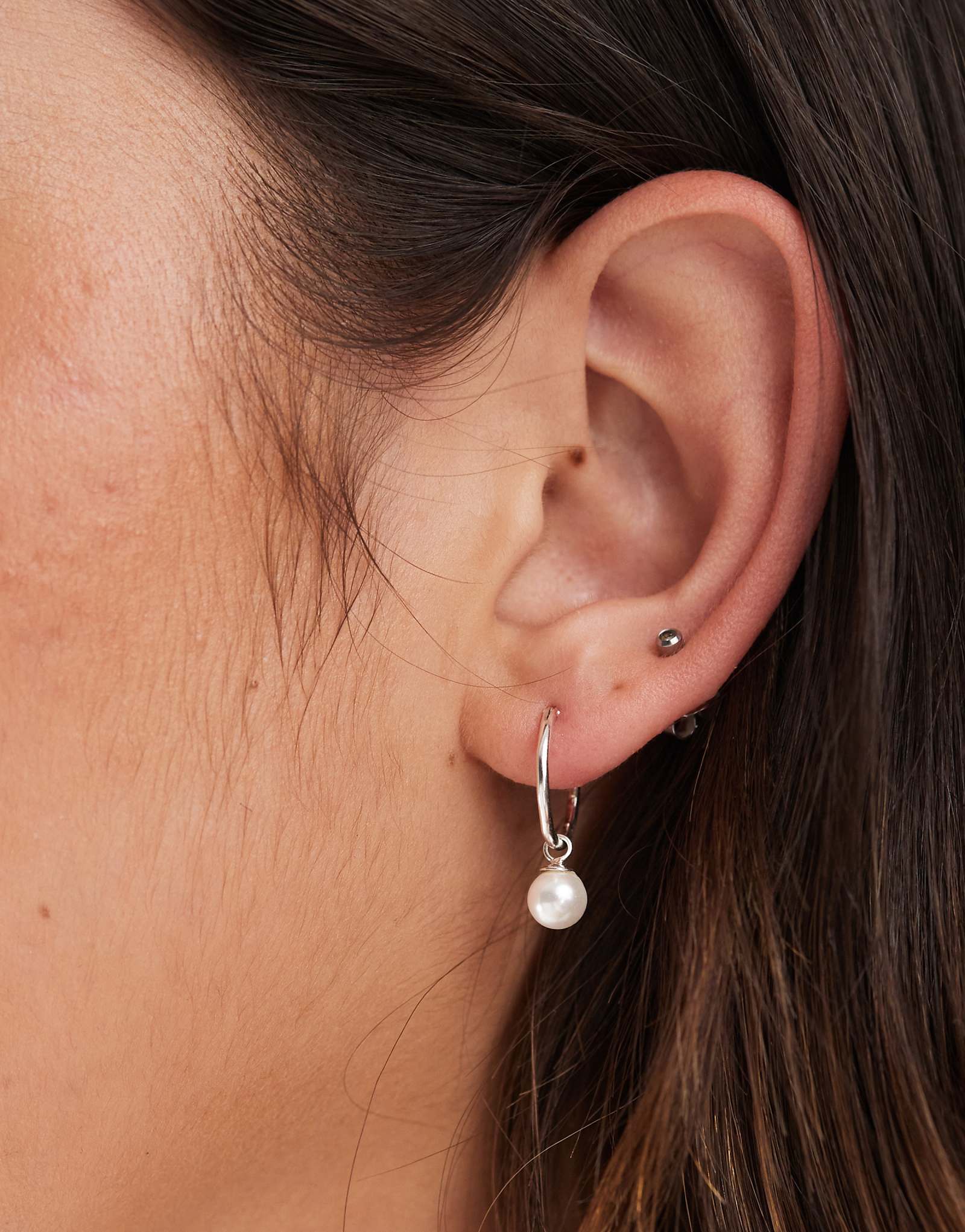 Очаровательные серьги-кольца с жемчугом Kingsley Ryan из чистого серебра 2890₽