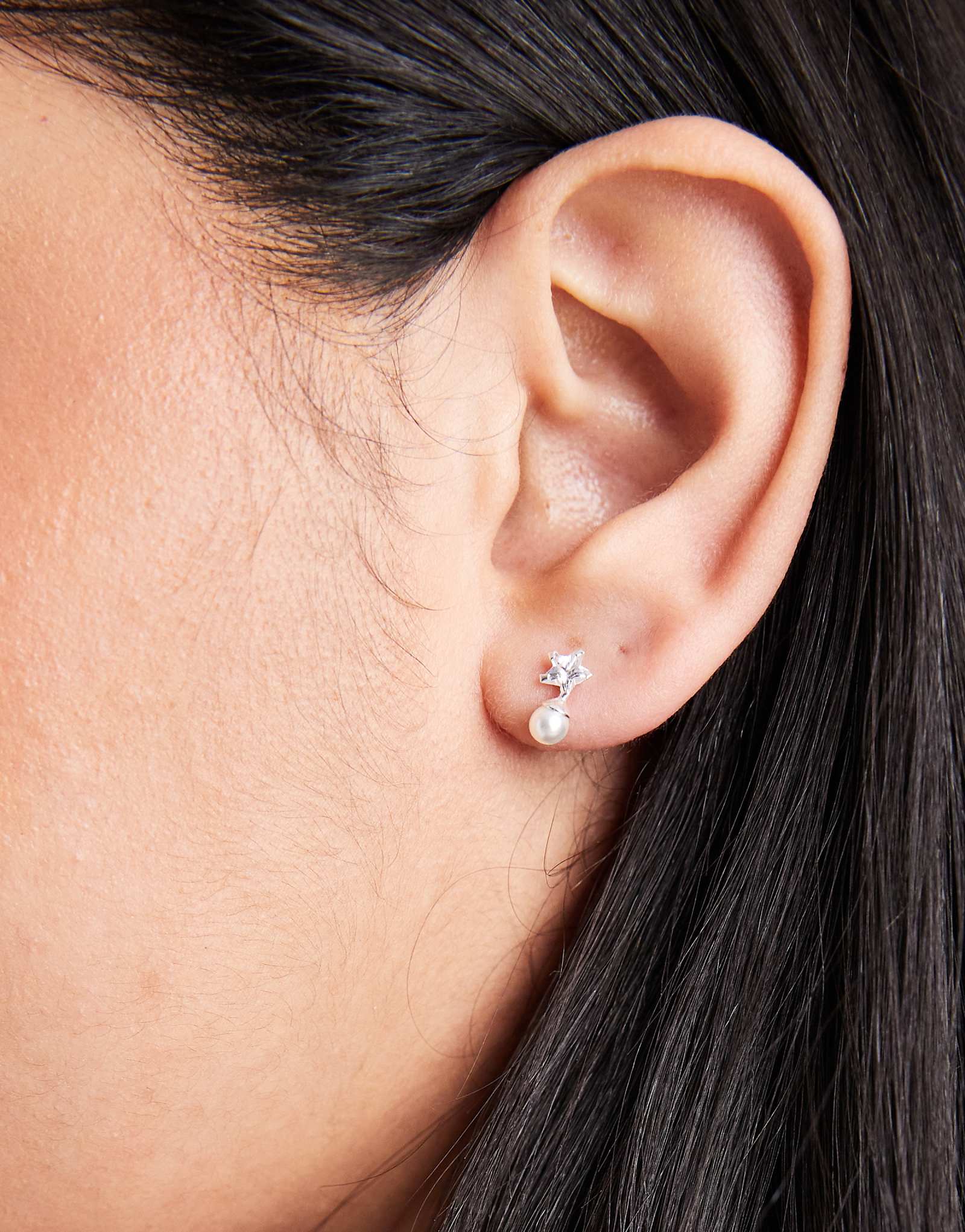 Серьги-гвоздики Kingsley Ryan с хрустальной звездой и жемчугом из чистого серебра 2890₽