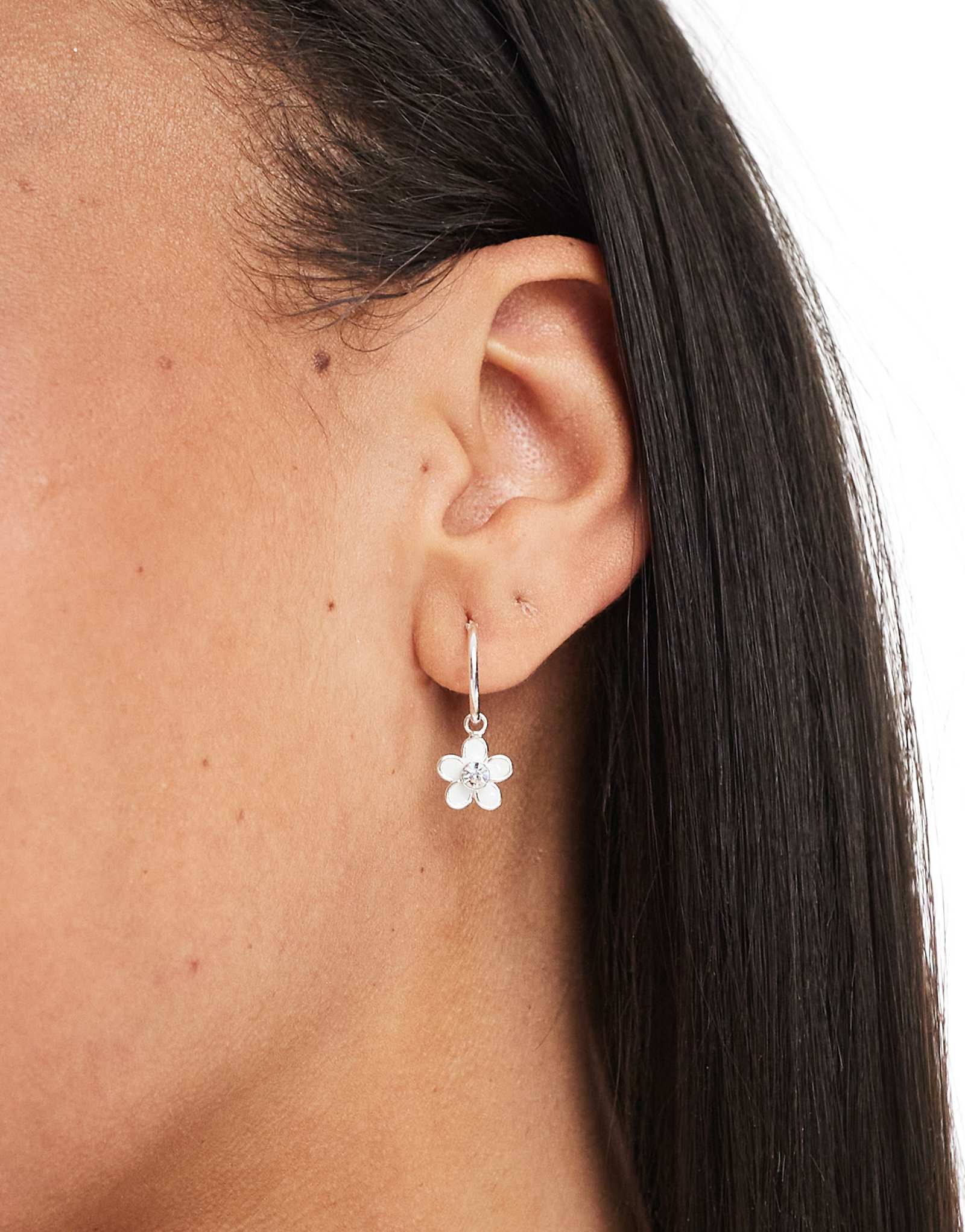 Серьги-кольца Kingsley Ryan с украшенным цветочным шармом из чистого серебра 4290₽