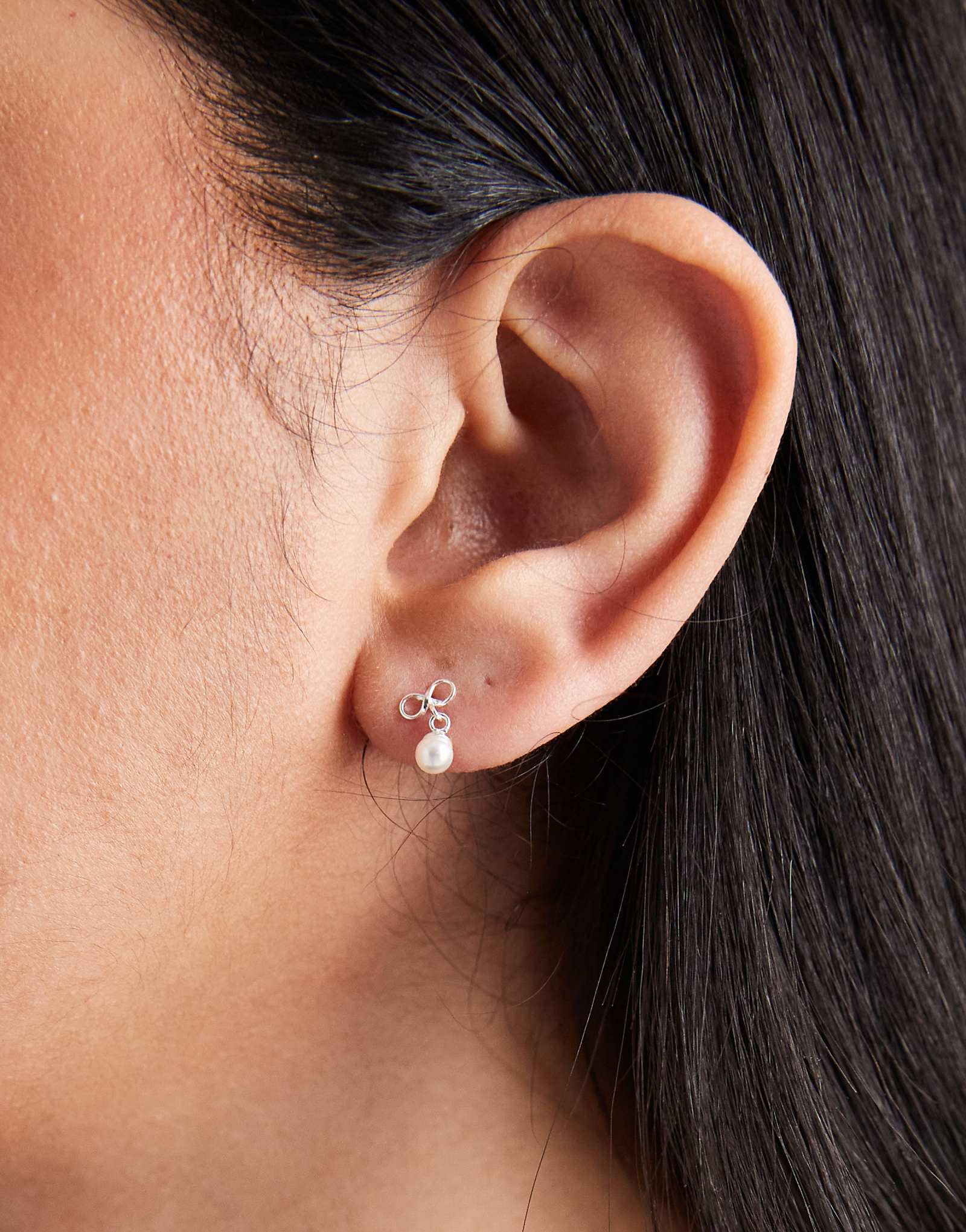 Серьги-гвоздики с жемчужным бантиком Kingsley Ryan из чистого серебра 4290₽