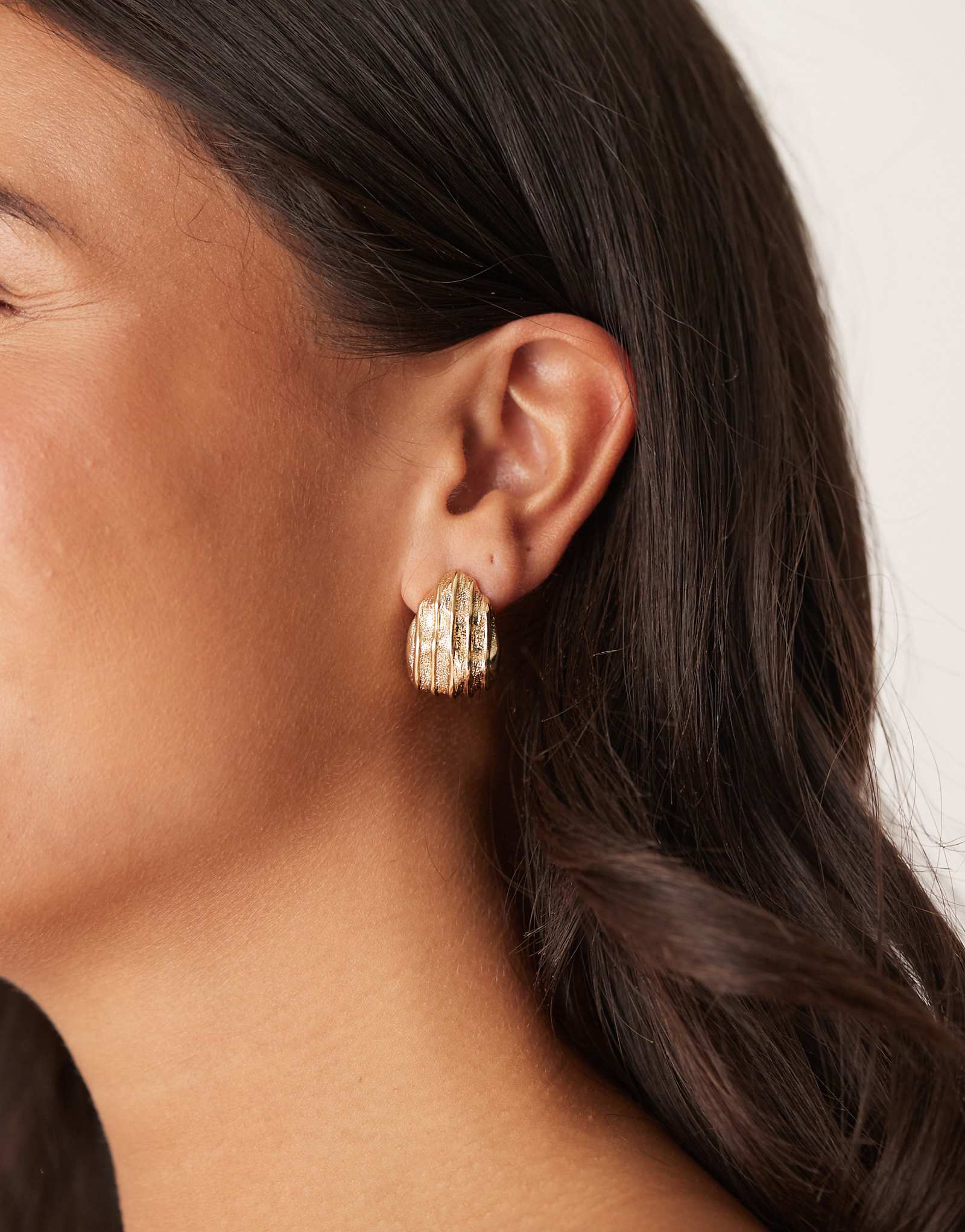 Дизайнерские серьги-гвоздики ASOS с текстурированным каплевидным рисунком золотого оттенка 3090₽