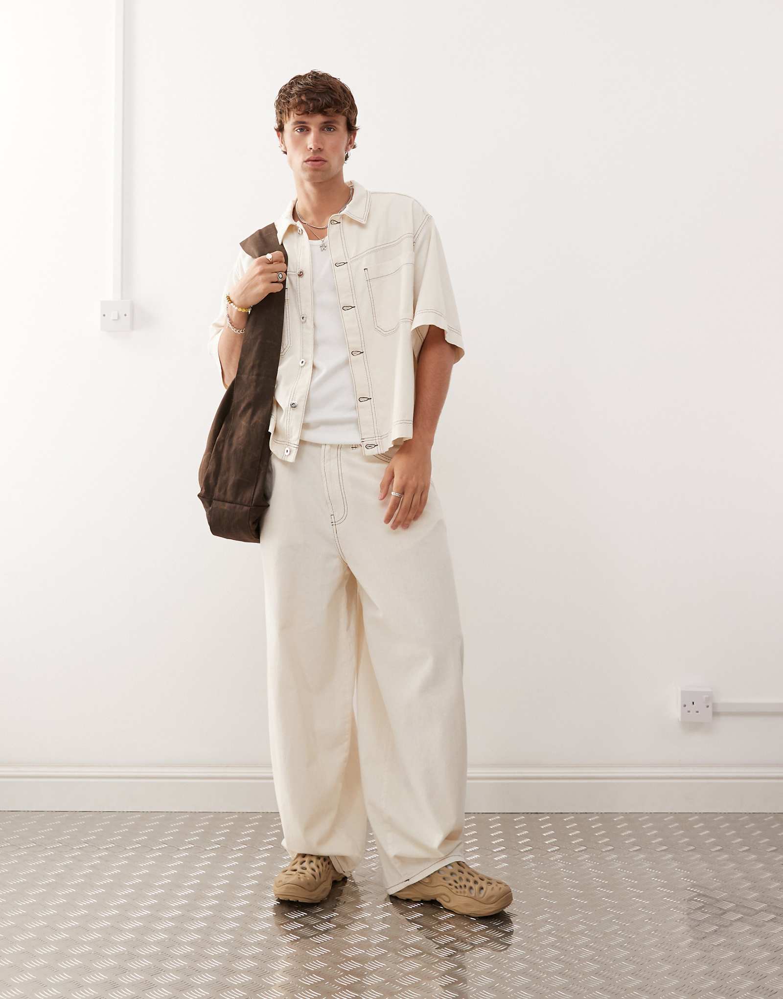 Облегающая льняная рубашка оверсайз цвета экрю из плотного льна COLLUSION 11590₽