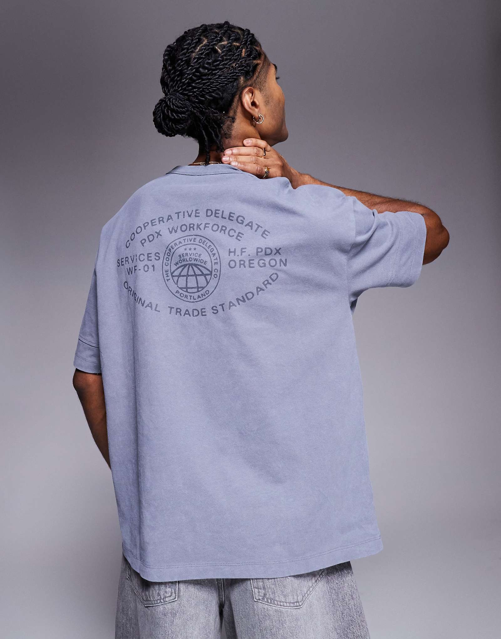 ДИЗАЙНЕРСКАЯ футболка оверсайз от ASOS с текстовым рисунком и деталями в виде швов плотностью 240 гсм постиранного серого цвета 7090₽