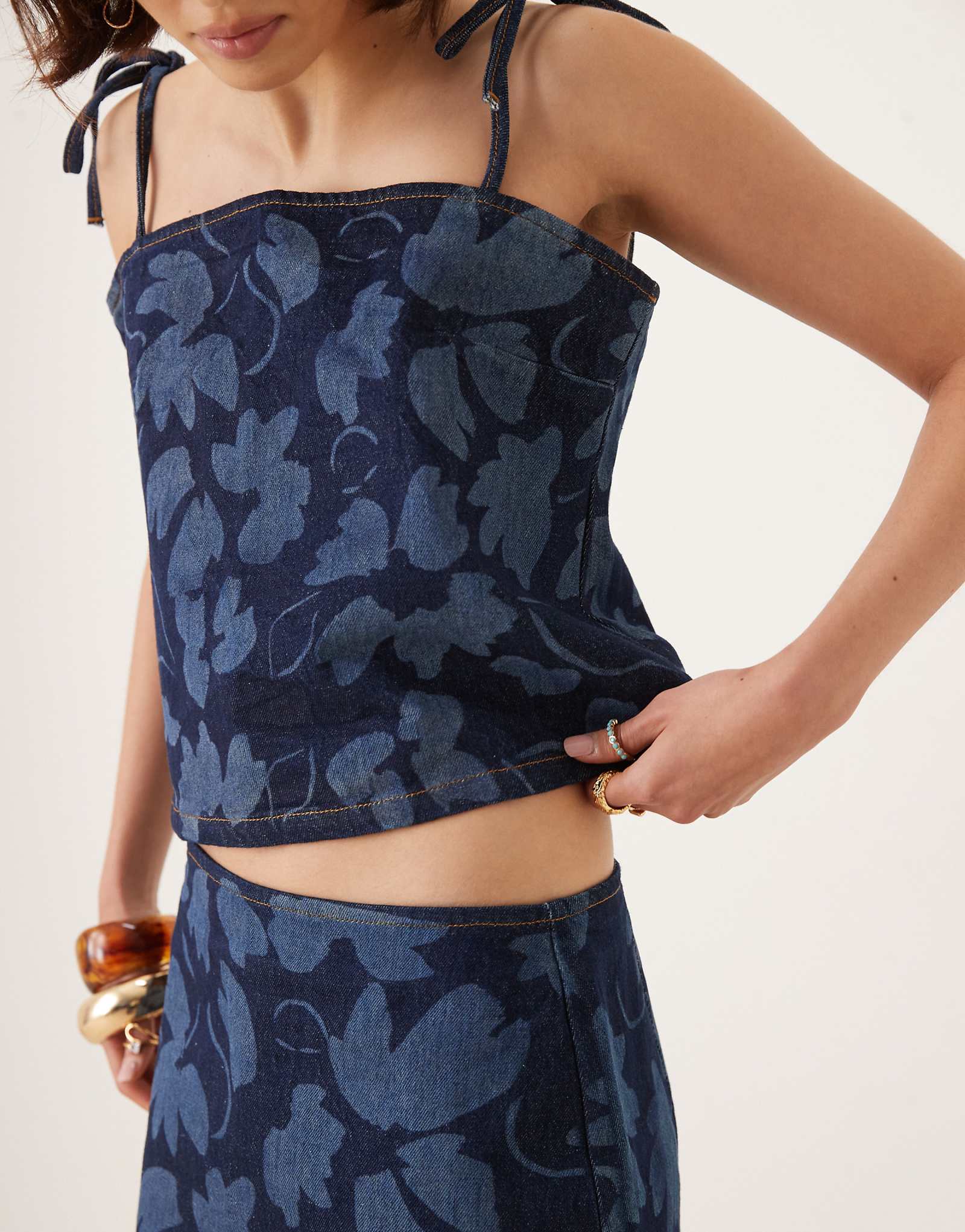 Джинсовая мини-юбка ASOS DESIGN цвета лазерного индиго с цветочным рисунком - часть комплекта 3090₽