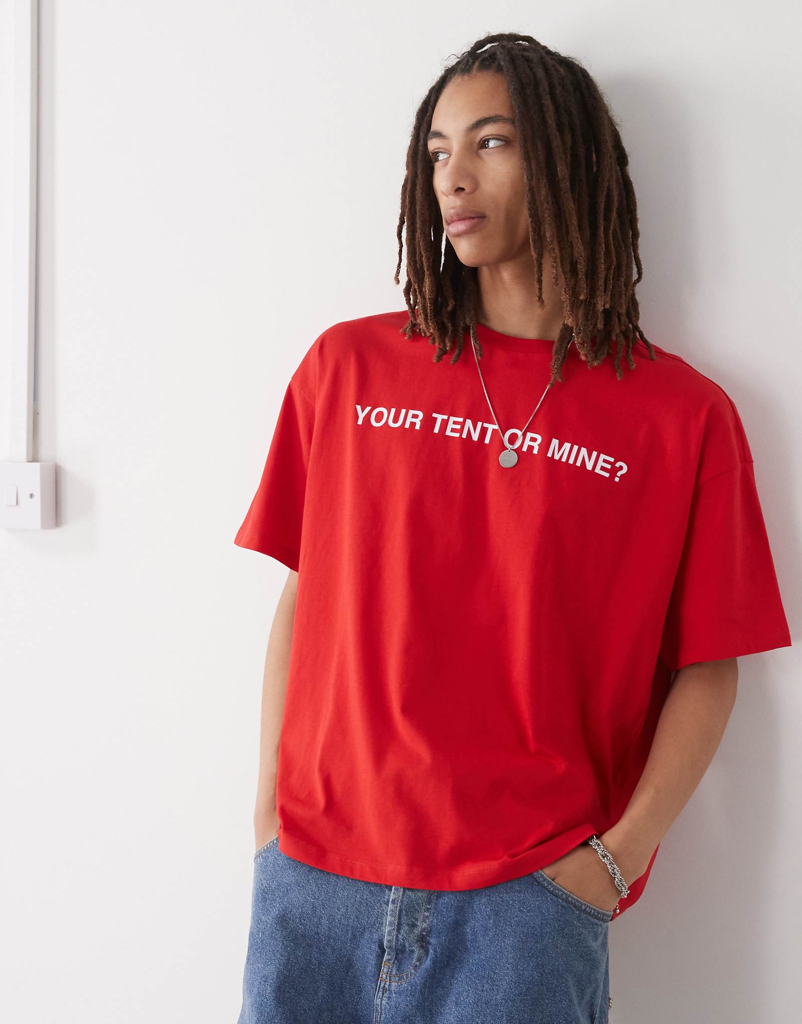 Красная футболка COLLUSION с фестивальным принтом 7090₽