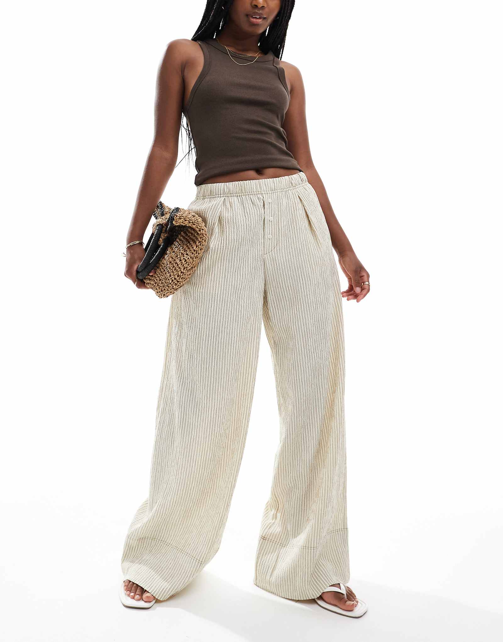 Широкие брюки-клеш Bershka в песочную полоску 7090₽