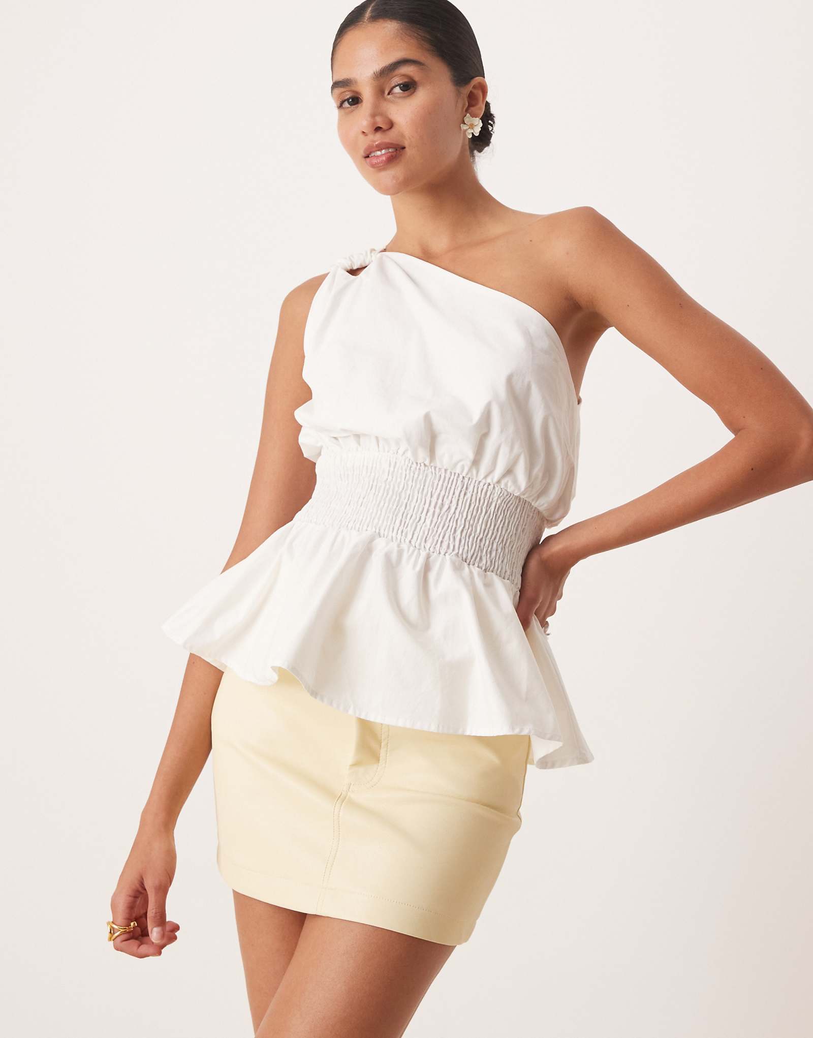 Микро-мини-юбка Amy Lynn Milena из искусственной кожи матового лимонного цвета