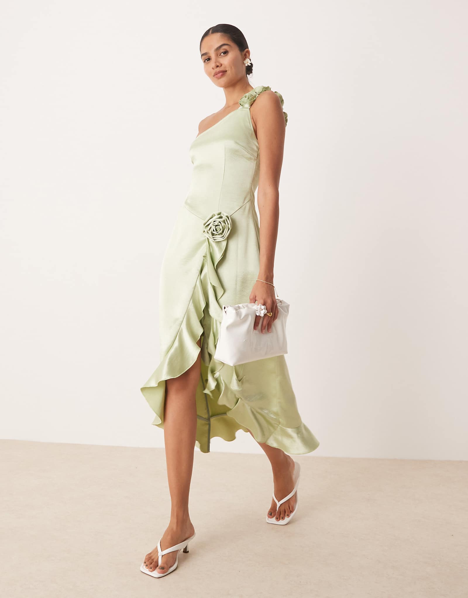 Атласное платье мидакси Amy Lynn с рюшами на одном плече и 3d-розой яблочно-зеленого цвета 30190₽