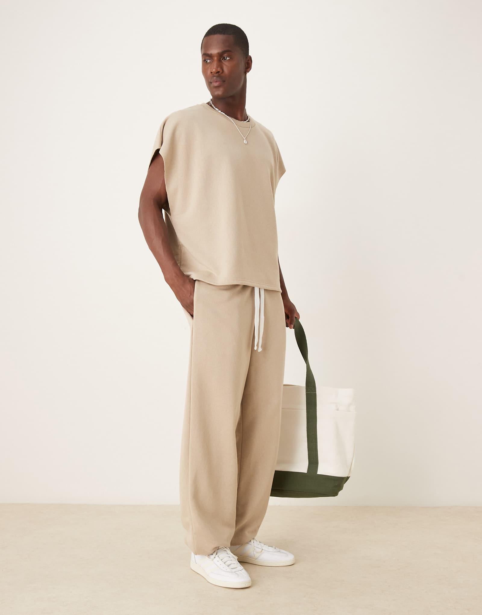 Дизайнерские спортивные брюки ASOS оверсайз с петлями на спине бежевого цвета - часть комплекта 8690₽