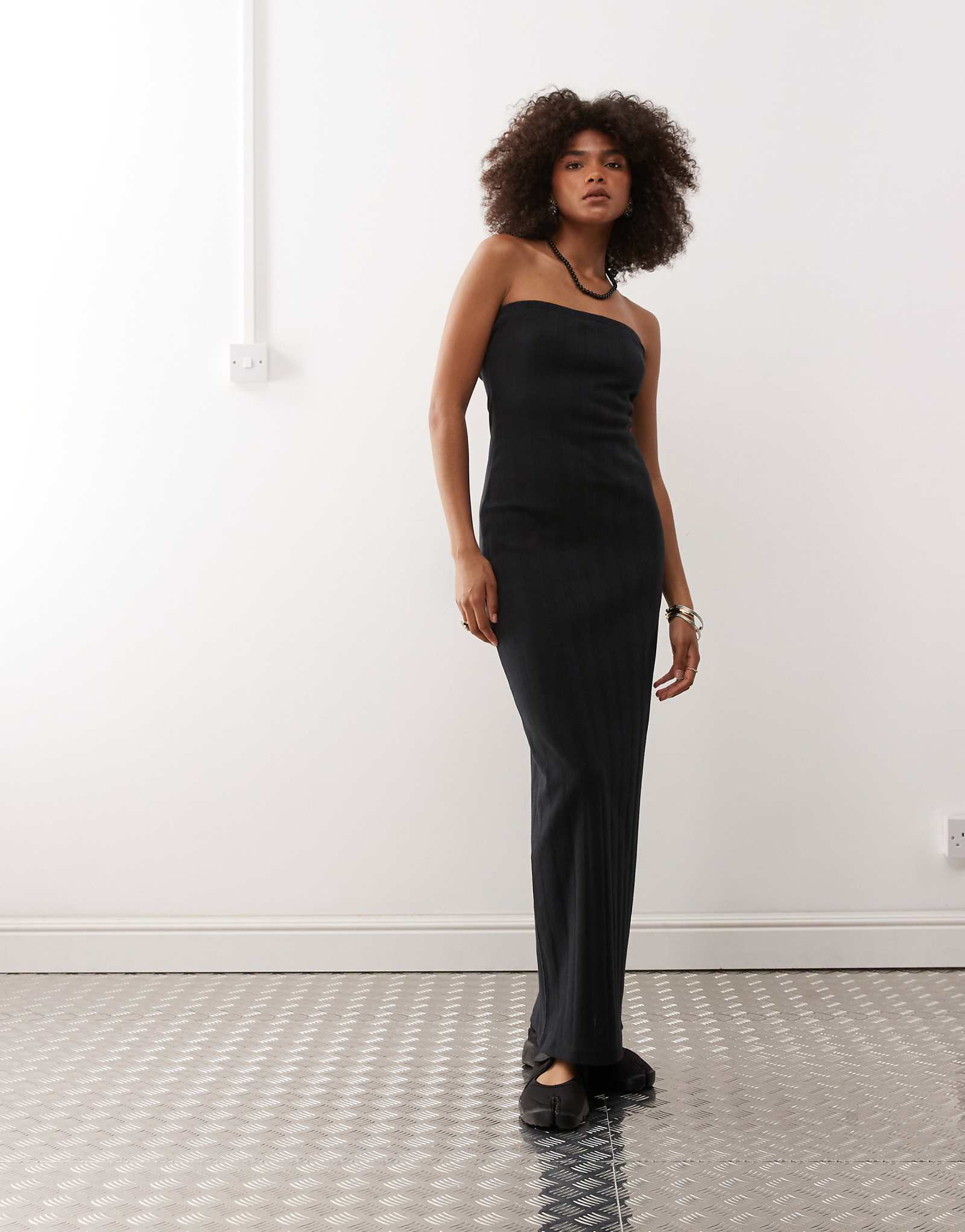 Макси-платье-бандо COLLUSION черного цвета в горошек 2890₽