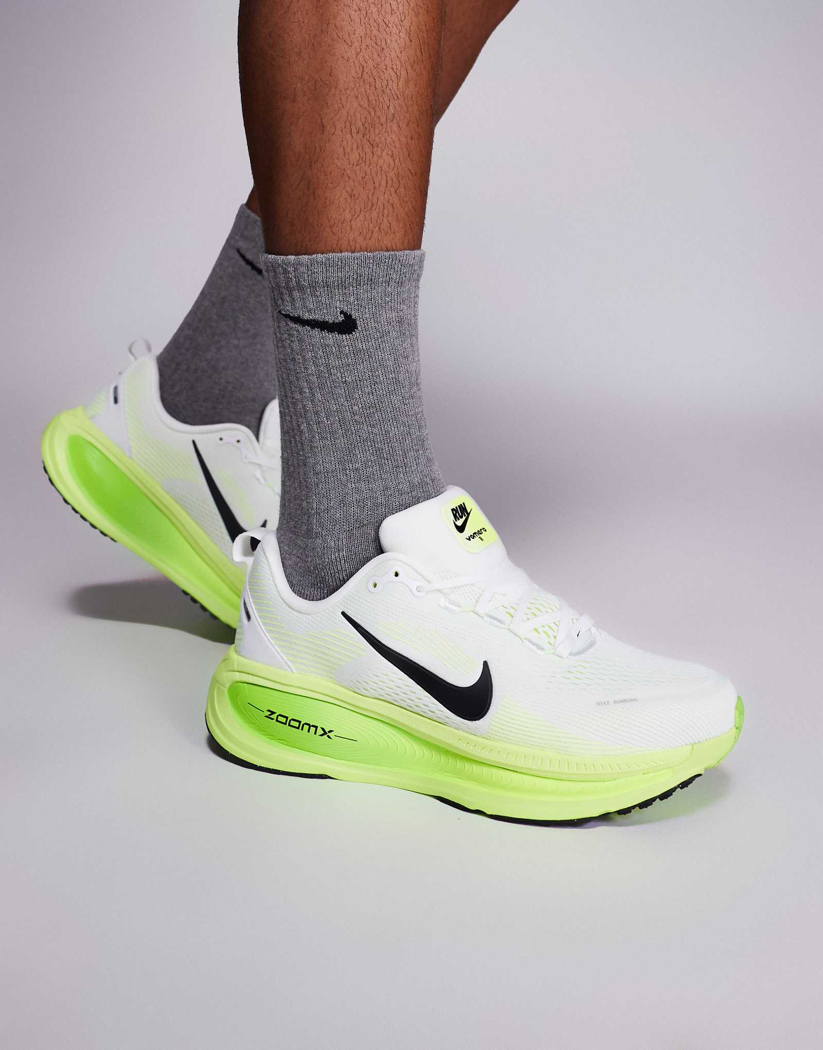 Кроссовки Nike Running Vomero 18 белого и светло-зеленого цветов 31690₽