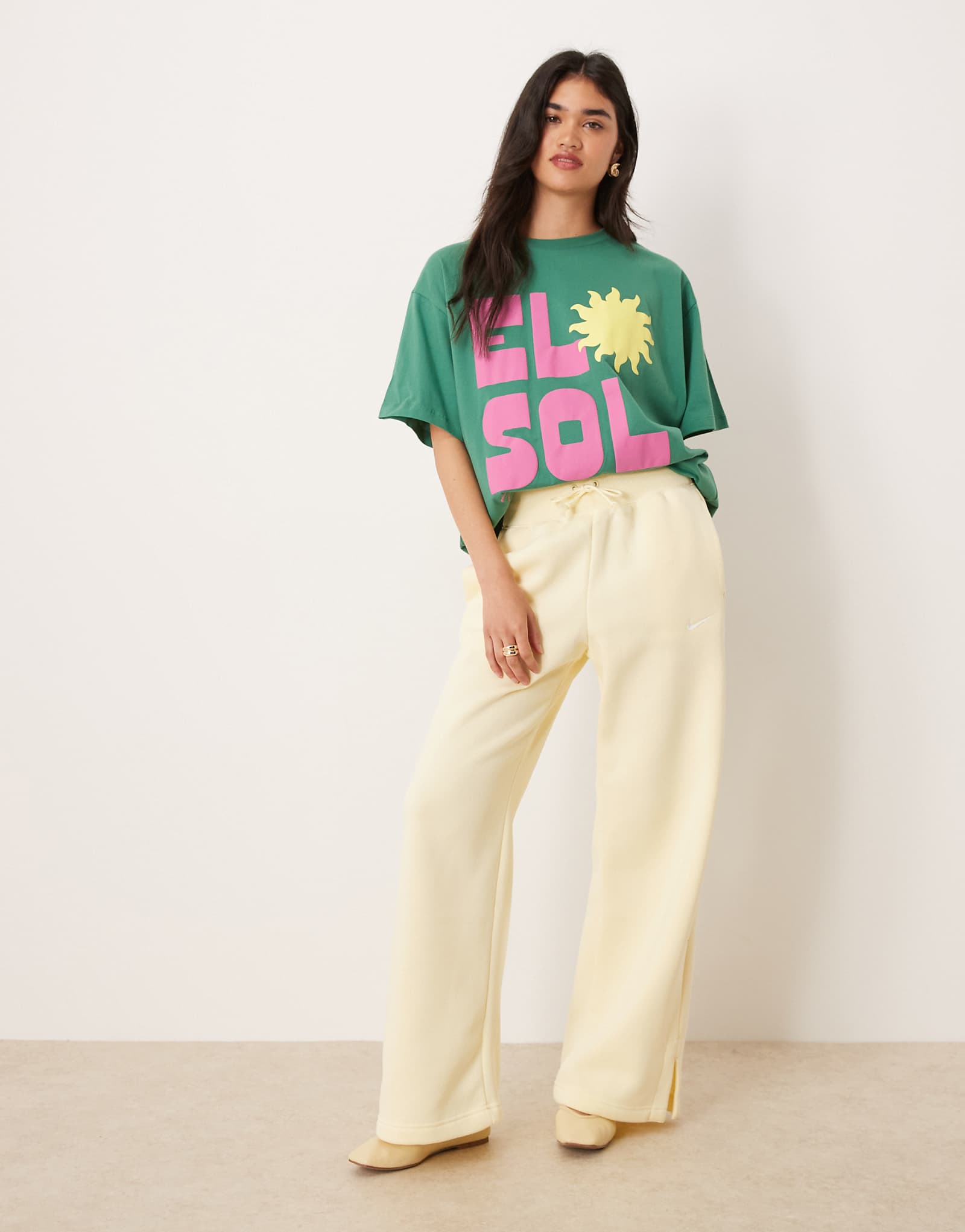 Широкие спортивные брюки из флиса Nike Phoenix желтого цвета 14290₽