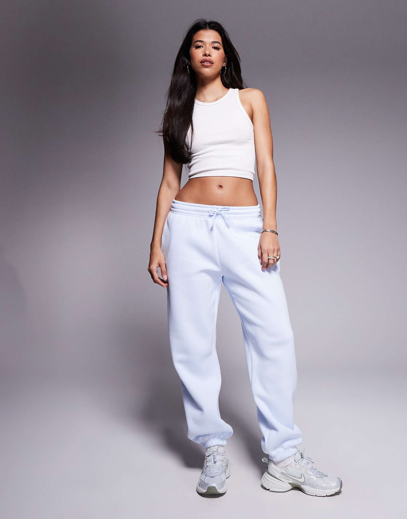 Спортивные брюки Nike Phoenix из флиса оверсайз с завышенной талией светло-голубого цвета 14290₽