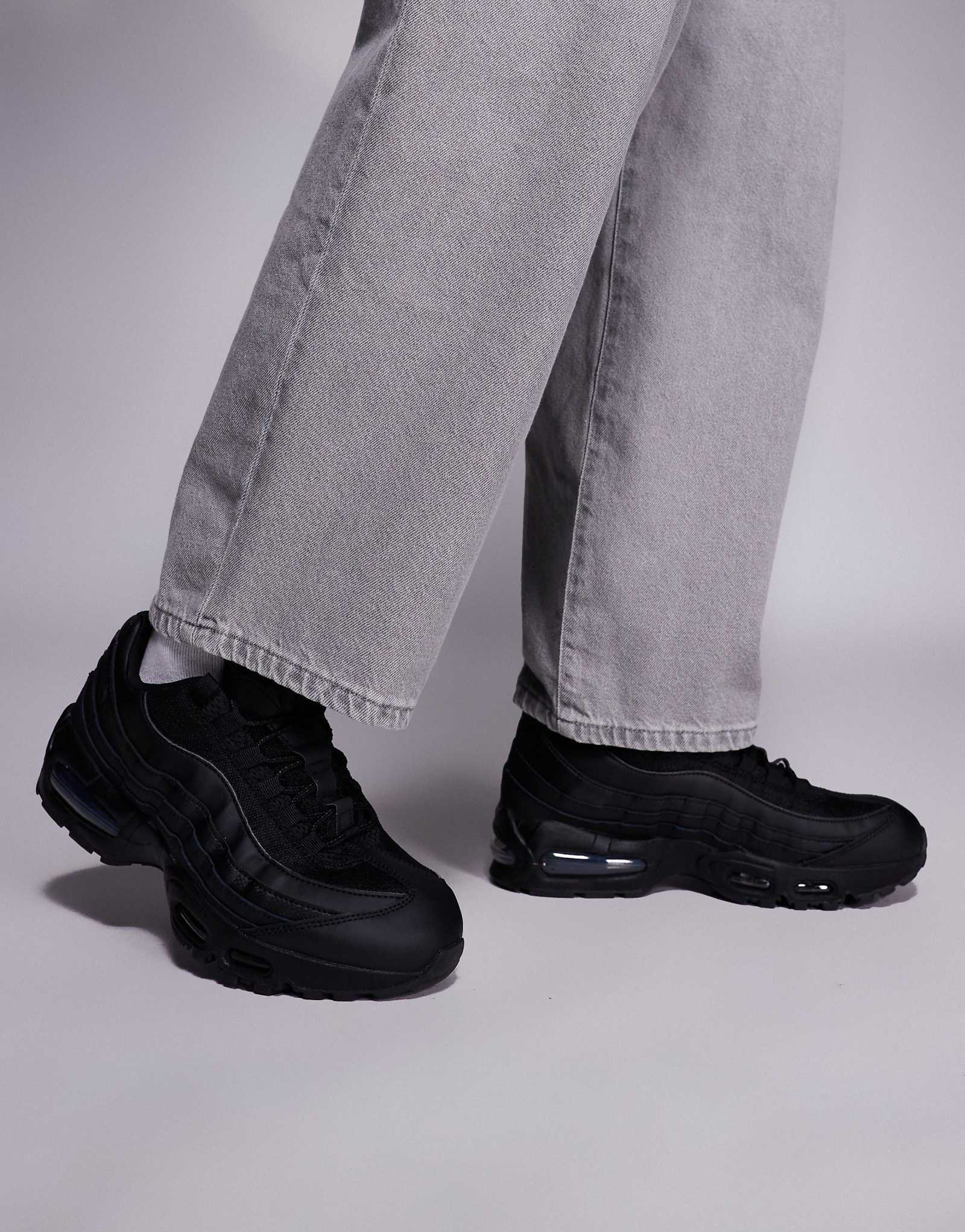 Кроссовки Nike Air Max 95 OG в тройном черном цвете 38790₽