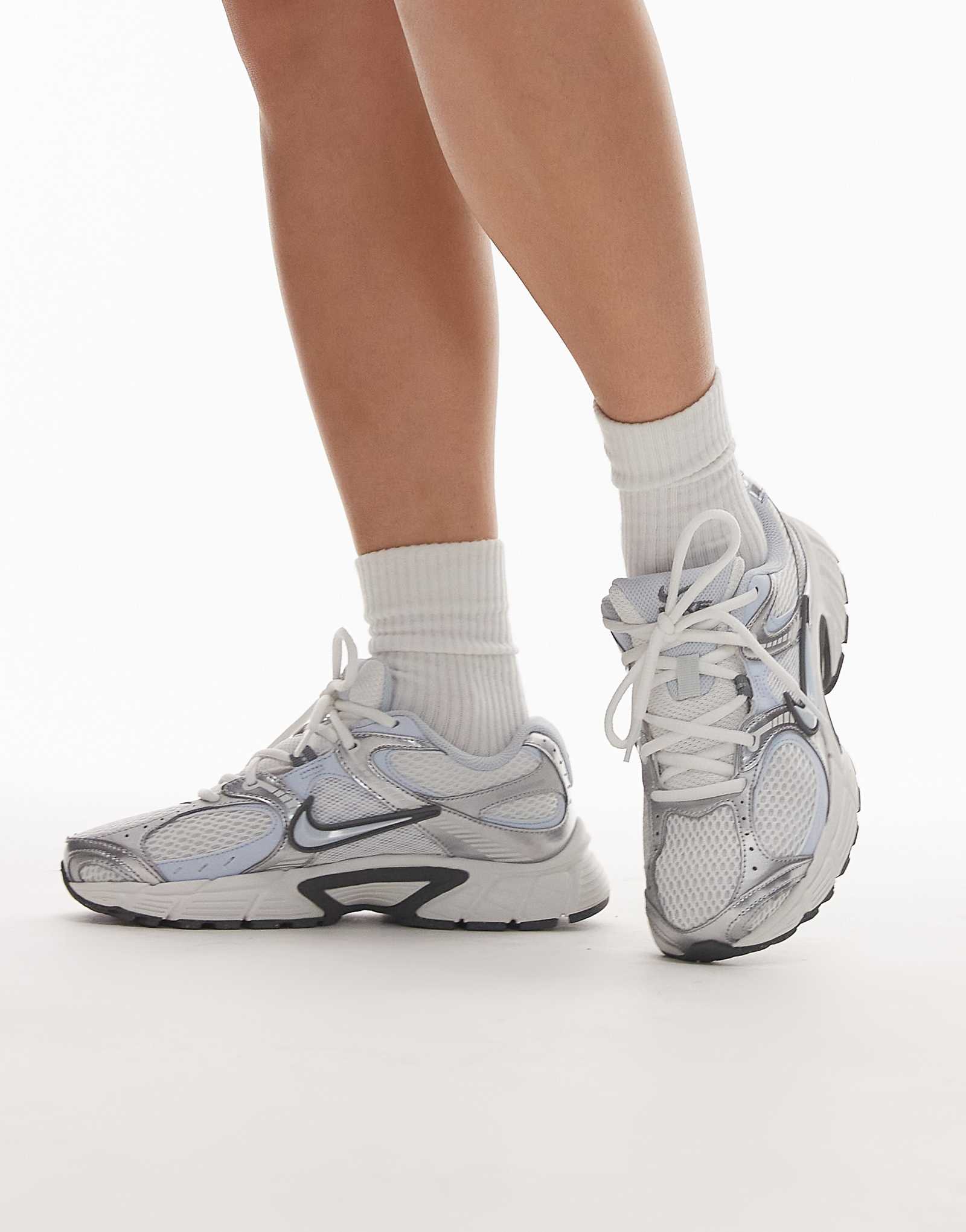 Кроссовки Nike V5 RNR темно-белого и синего цветов 12490₽